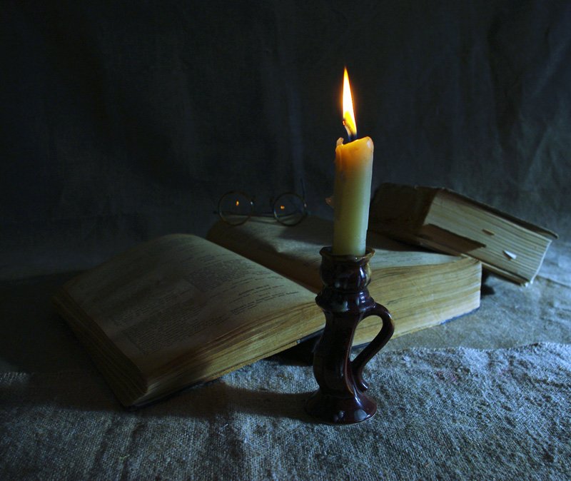 свеча, огонь, книги, прошлое лето