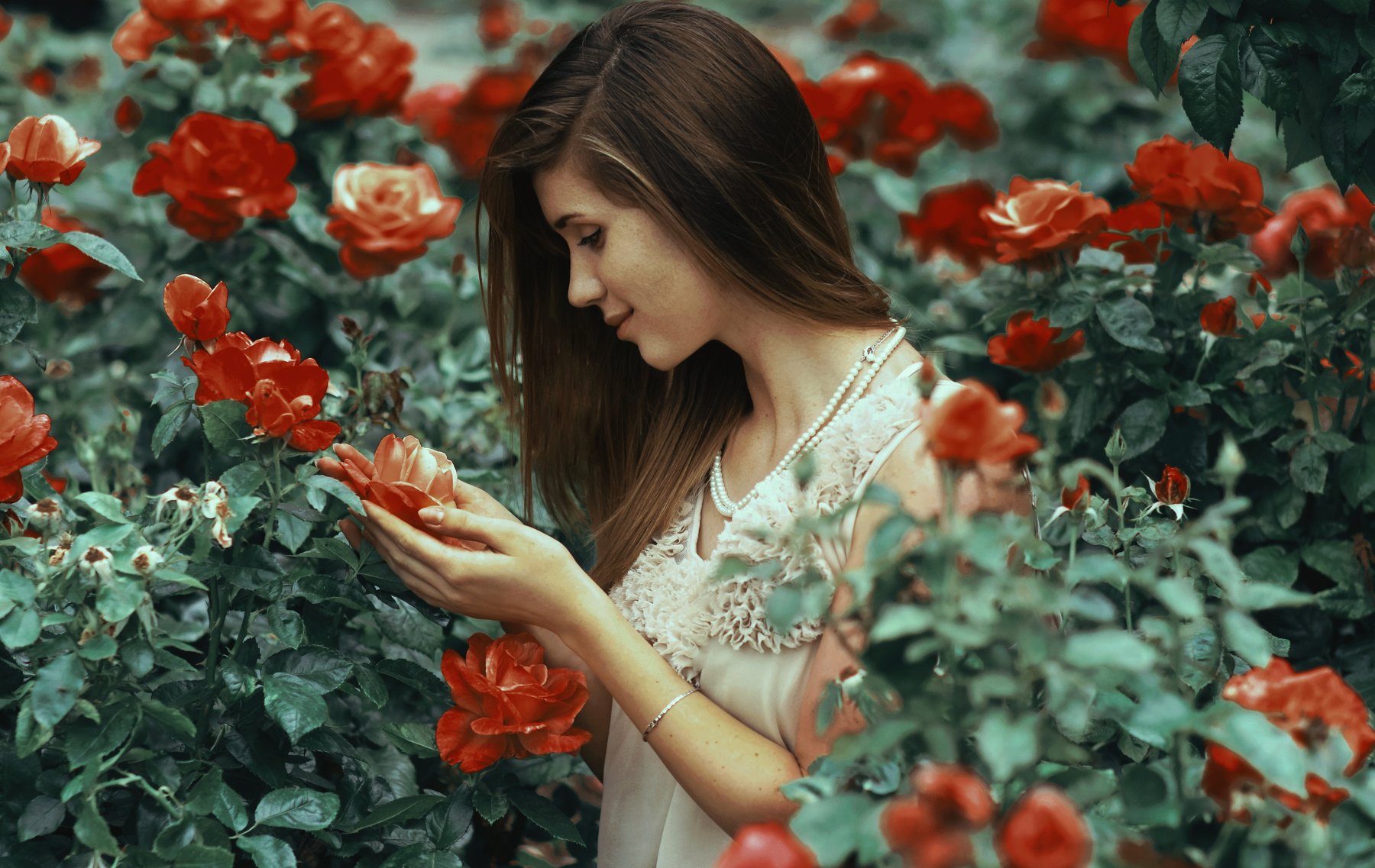 #photography #portrait #girl #smile #roses #dark, fineus