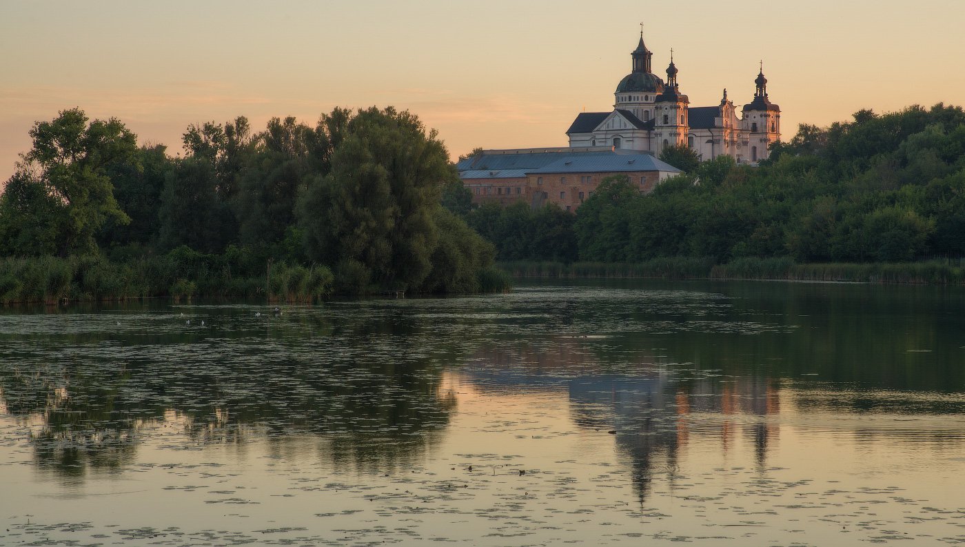 Август, Бердичев, Берега, Вода, Деревья, Костел, Крепость, Кувшинки, Отражение, Река, Утро, Сергей Добровольский