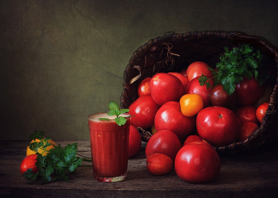 натюрморт, помидоры, стакан, томатный сок, зелень, корзина, Ирина Приходько