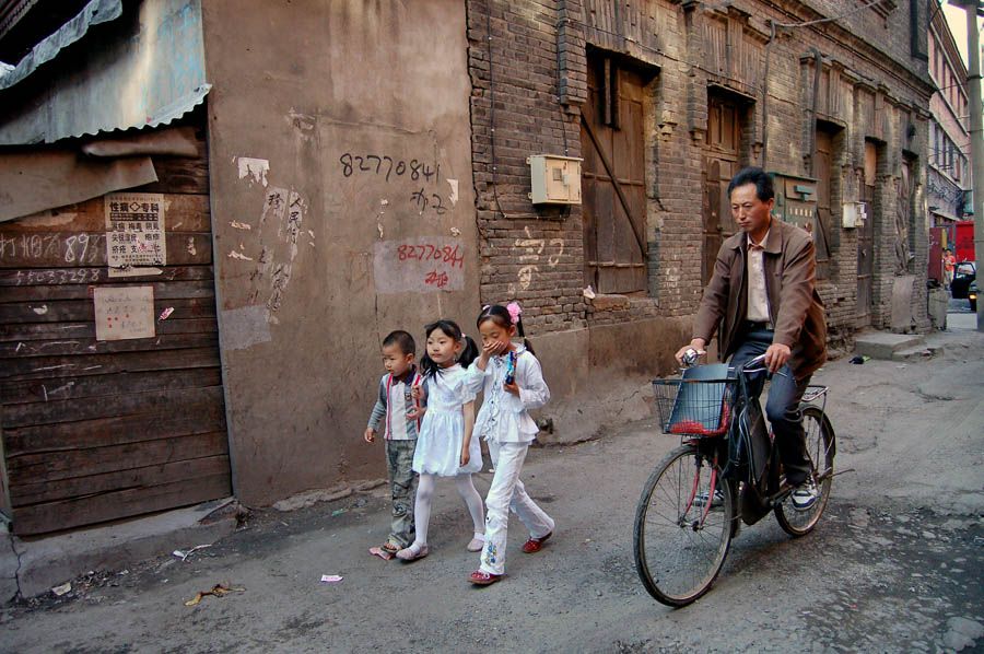 китай, харбин,  провинция хэйлуцзян, старый город, дети, велосипедист, nyarosh