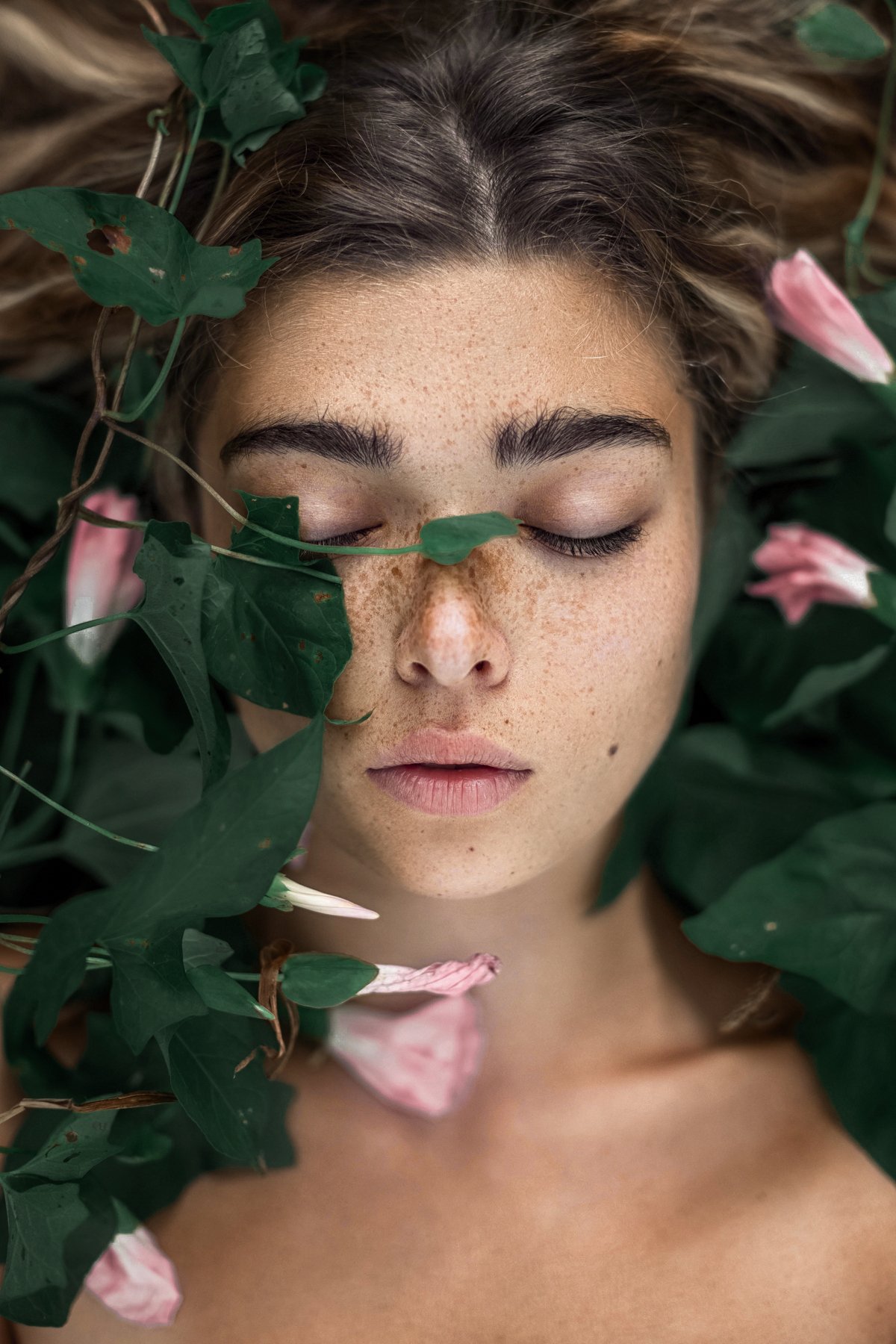 девушка портрет веснушки волосы цветы лето глаза арт губы лицо , Комарова Настя
