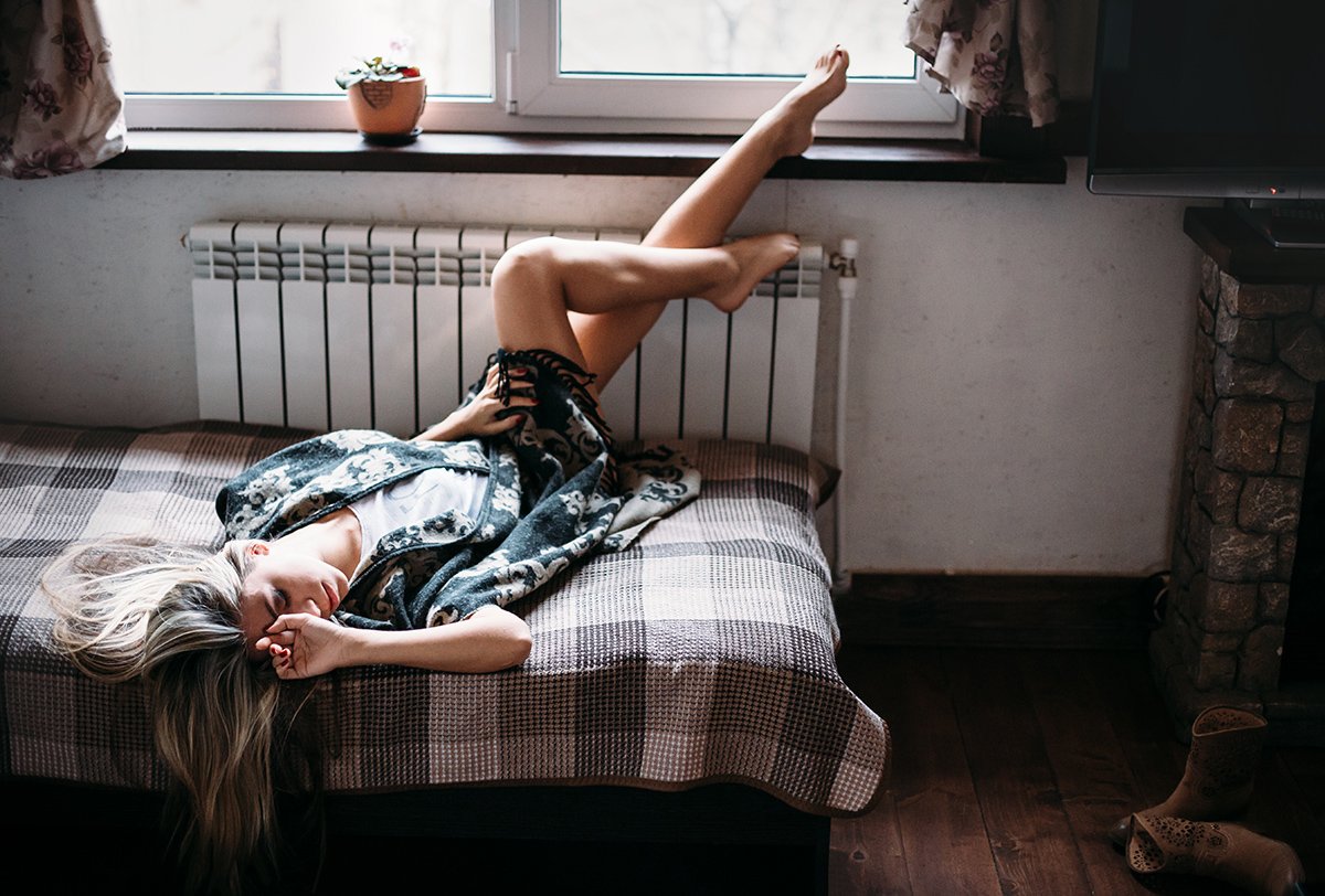 girl,room,mood,sofa,sleep,beauty,autumn,hair,legs, Алексей Гусев