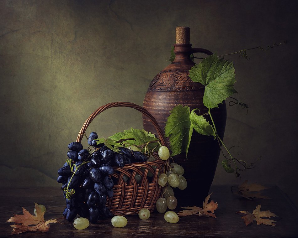 натюрморт, виноград, корзина, кувшин, осенние листья, Ирина Приходько