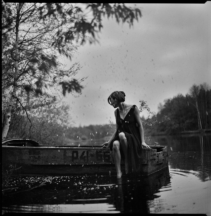 девушка, лодка, листья, липестки, река, Yaroslav V. Kloos