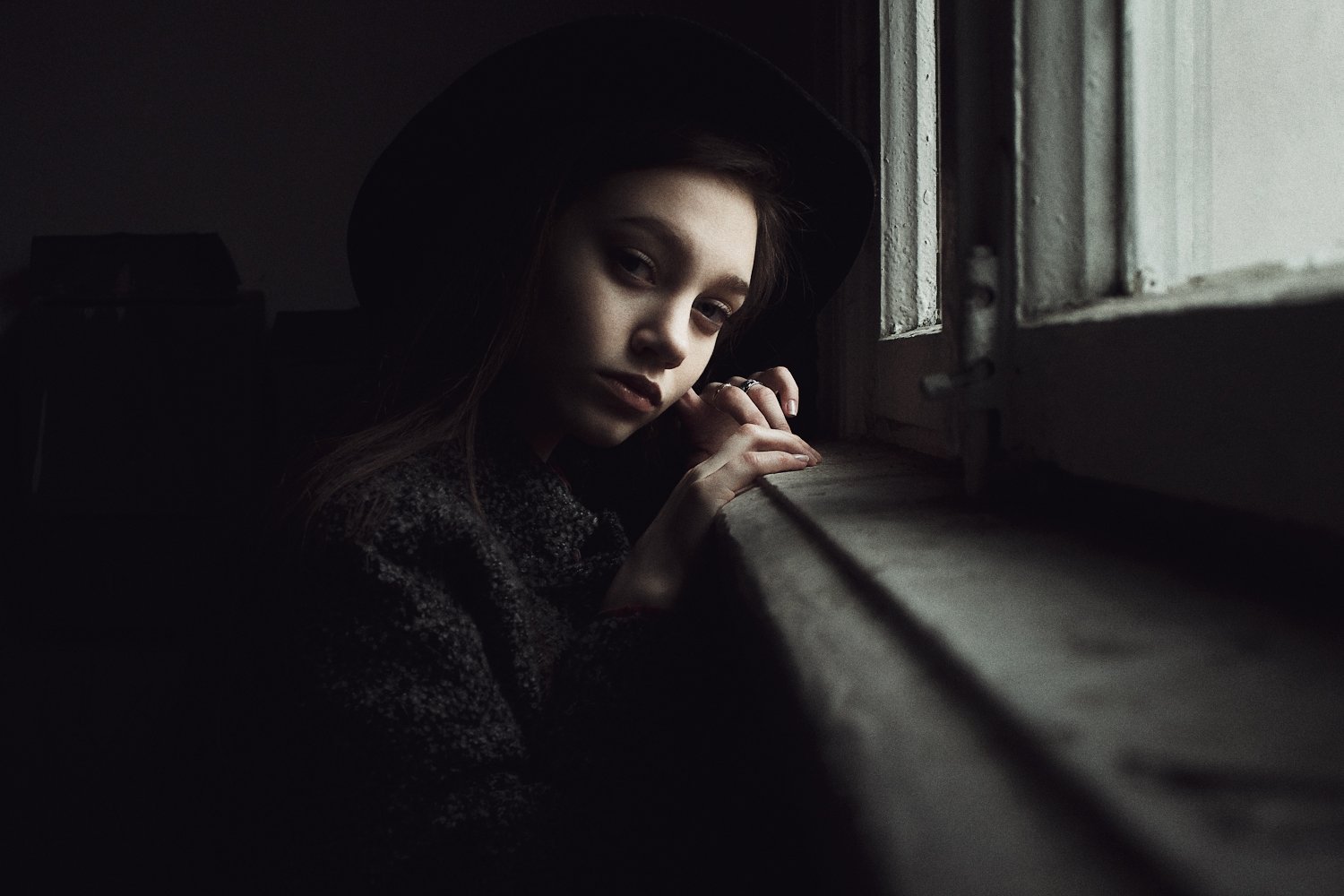 девушка, портрет, окно, шляпа, натуральный свет, подъезд, Иван Копченов