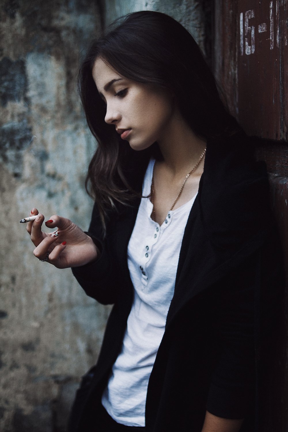 девушка, портрет,  натуральный свет, двор, сигарета, дым, одиночество, Иван Копченов