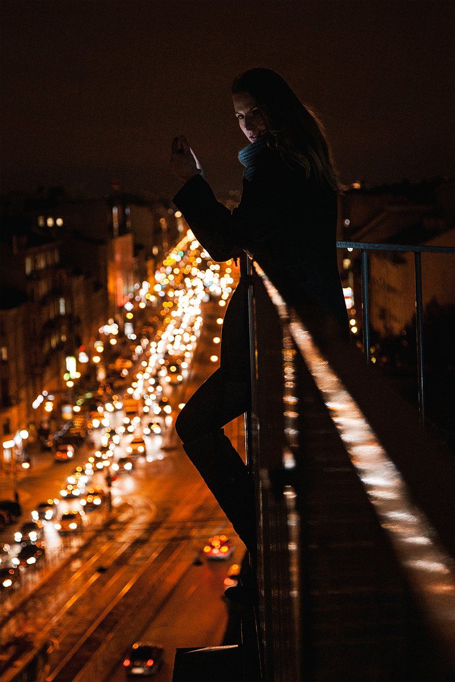 Фото девушки на крыше ночью