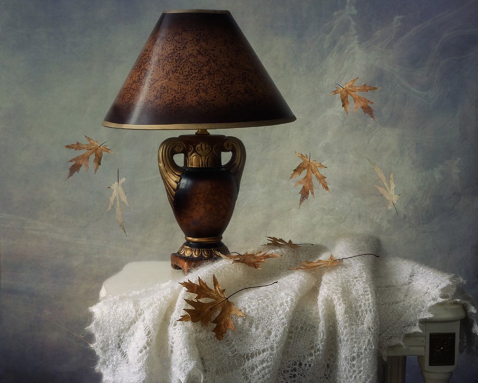 натюрморт, пуховый платок, осенние листья, настольная лампа, Ирина Приходько