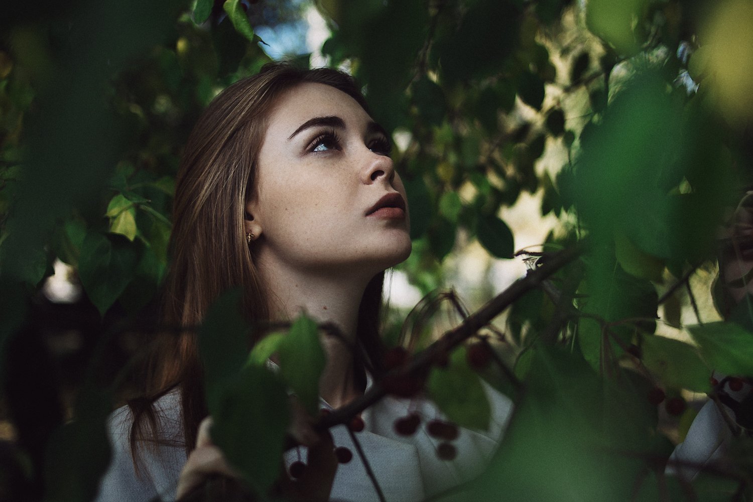 девушка, портрет,  натуральный свет, зелень, листья, осень, Иван Копченов