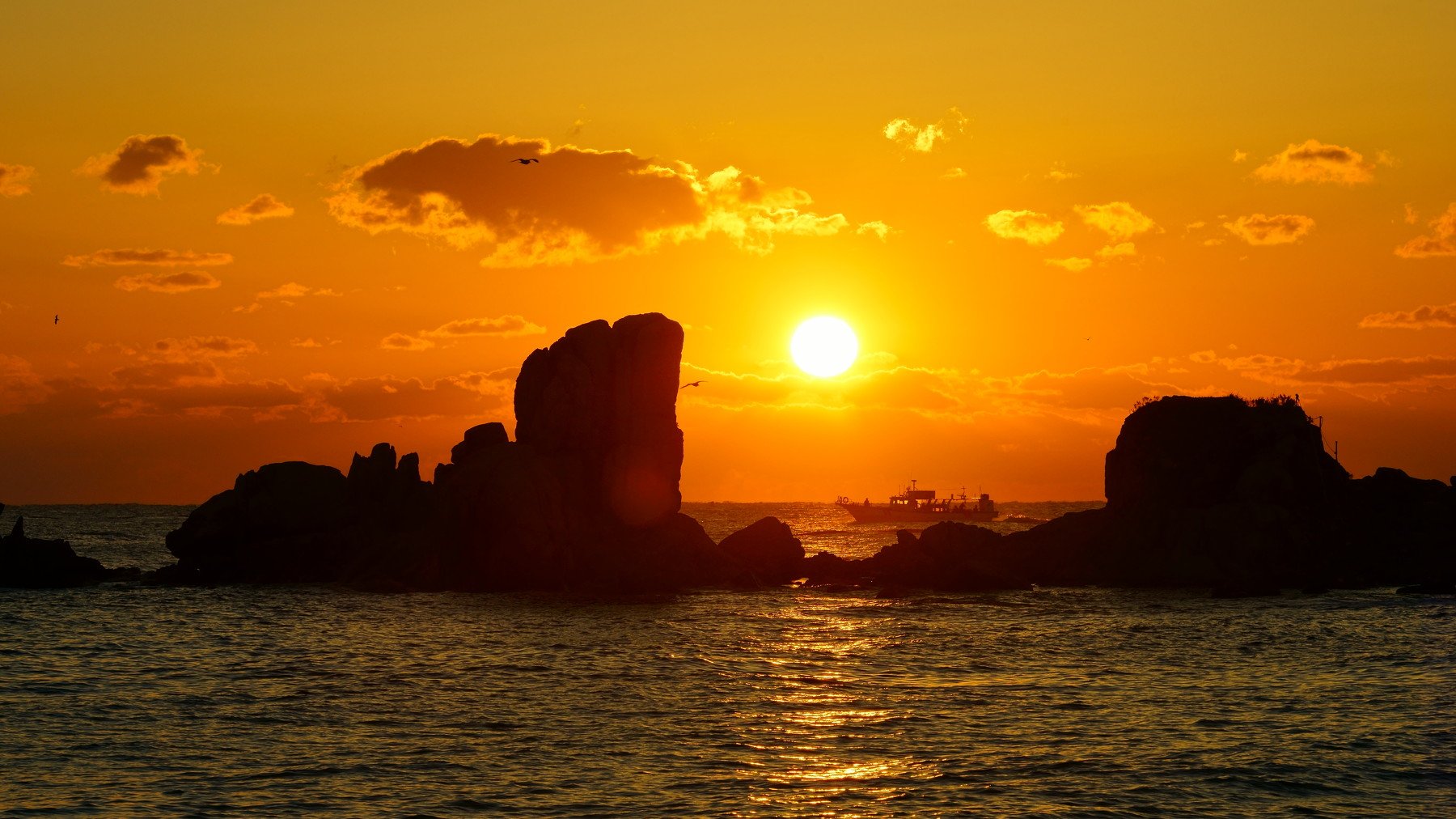 asia,korea,south korea,sea,seascape,rock island,fishing boat,sunrise,cloud,horizontal,morning,, Shin