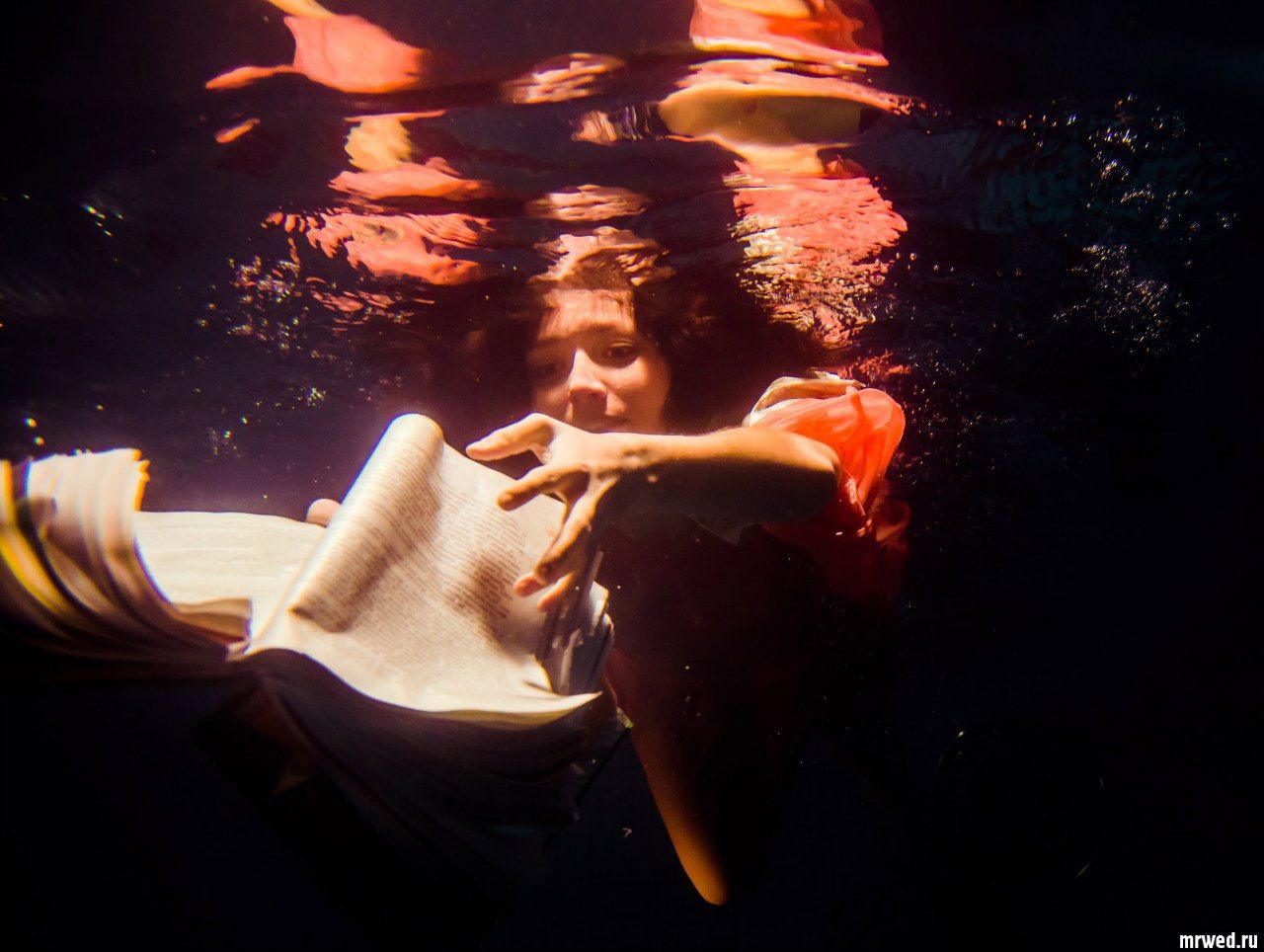 Михаил Решетников, книжка, под водой, девушка, Михаил Решетников
