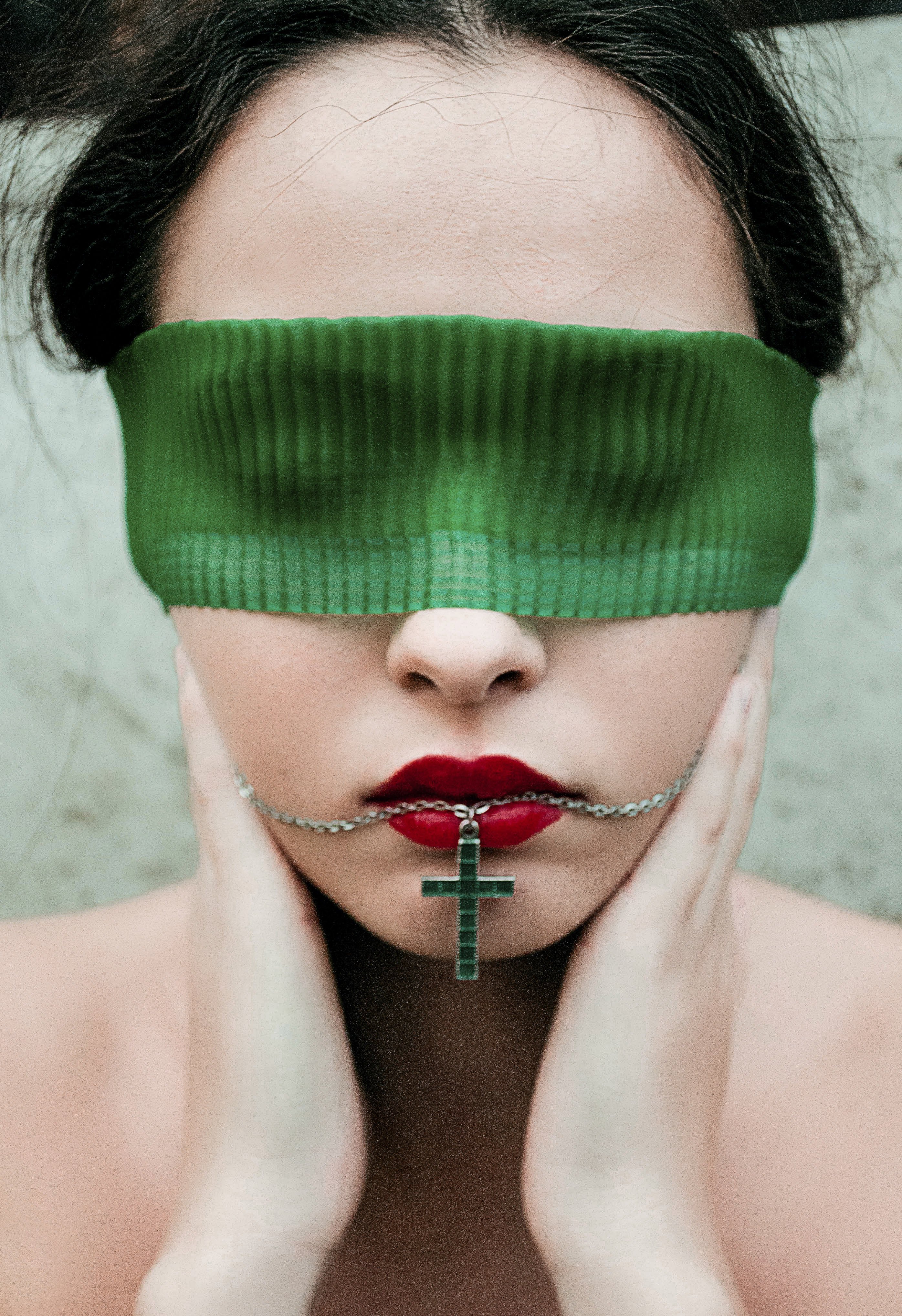 женский портрет, зеленый, красный, лицо, крест, мода, украшения, атмосфера, Евгения Манник