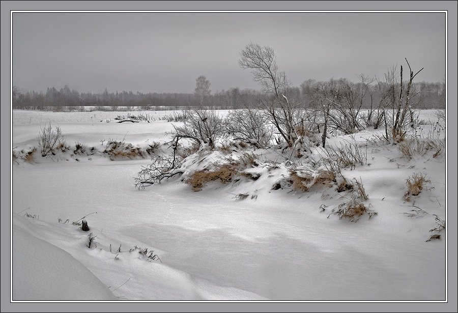 зимняя серебристая снежная картинка с изгибом речки, Сергей Чубаров