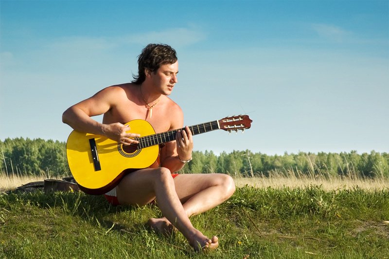 серж, молодой человек, озеро, трава, гитара, песня, Павел Круглик