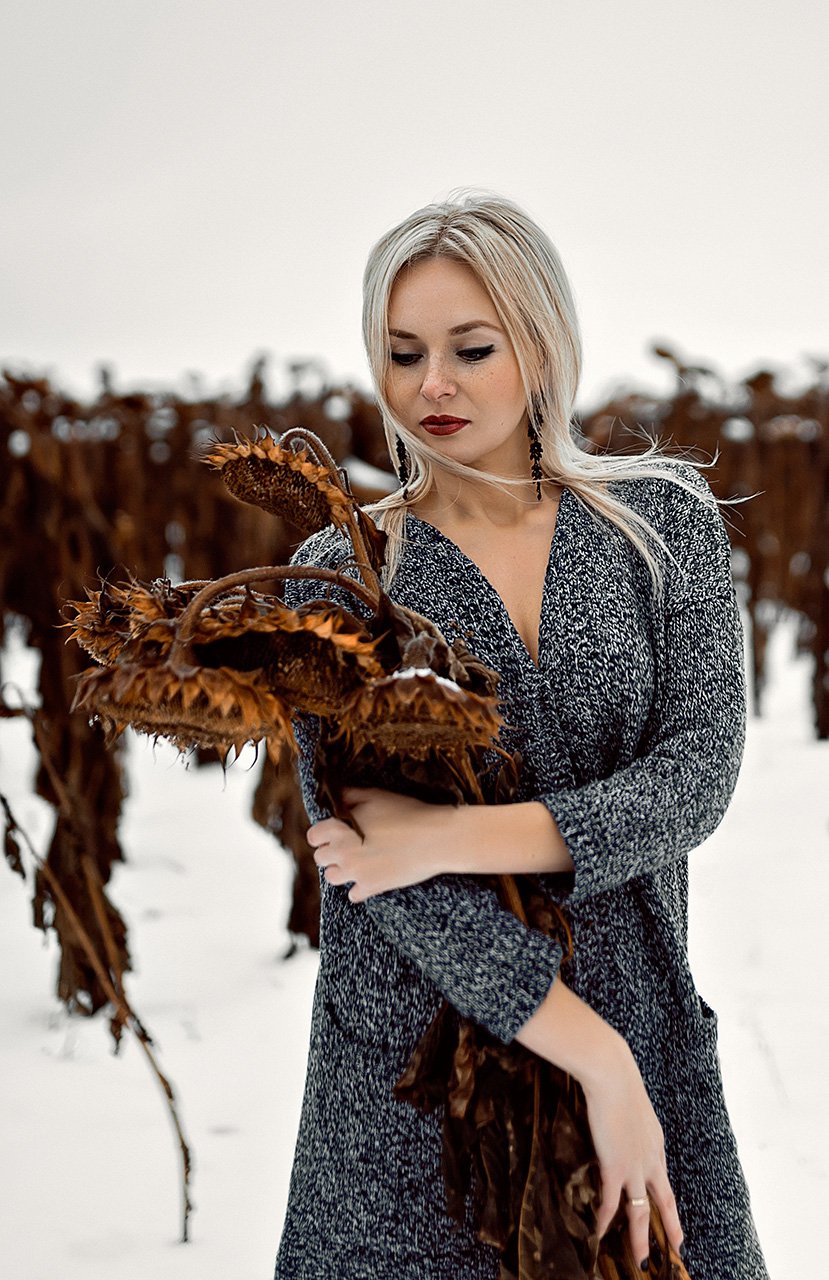 девушка,осень,35мм,взгляд,холод,цветы,подсолнухи,снег,ветер, AlexeyAsoskov