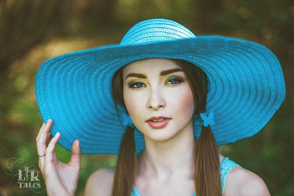 шляпа девушка голубой жёлтый портрет взгляд хвостики бабочки, Дмитрий Лир