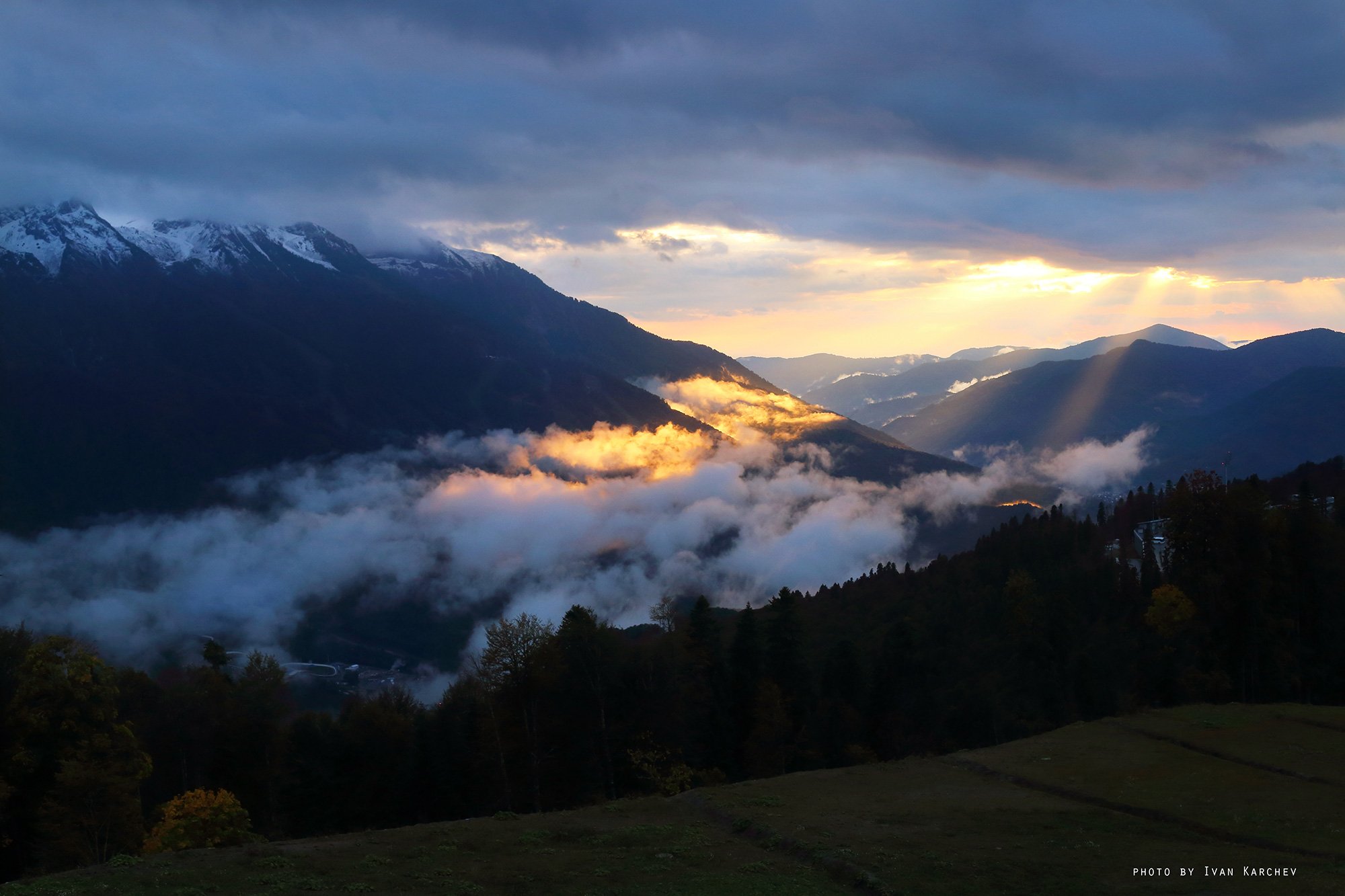 landscape, mountains, mist, sunset, rays, sunrays, caucasian, snowpeaks, village, valley, Иван Карчев