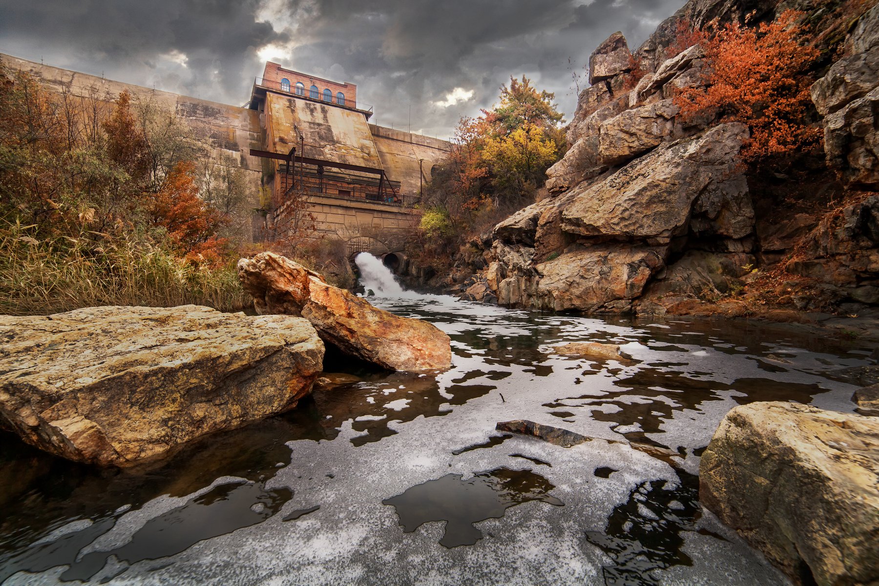 осень, листьяя, вода, камни, облака,, Никита Сердечный