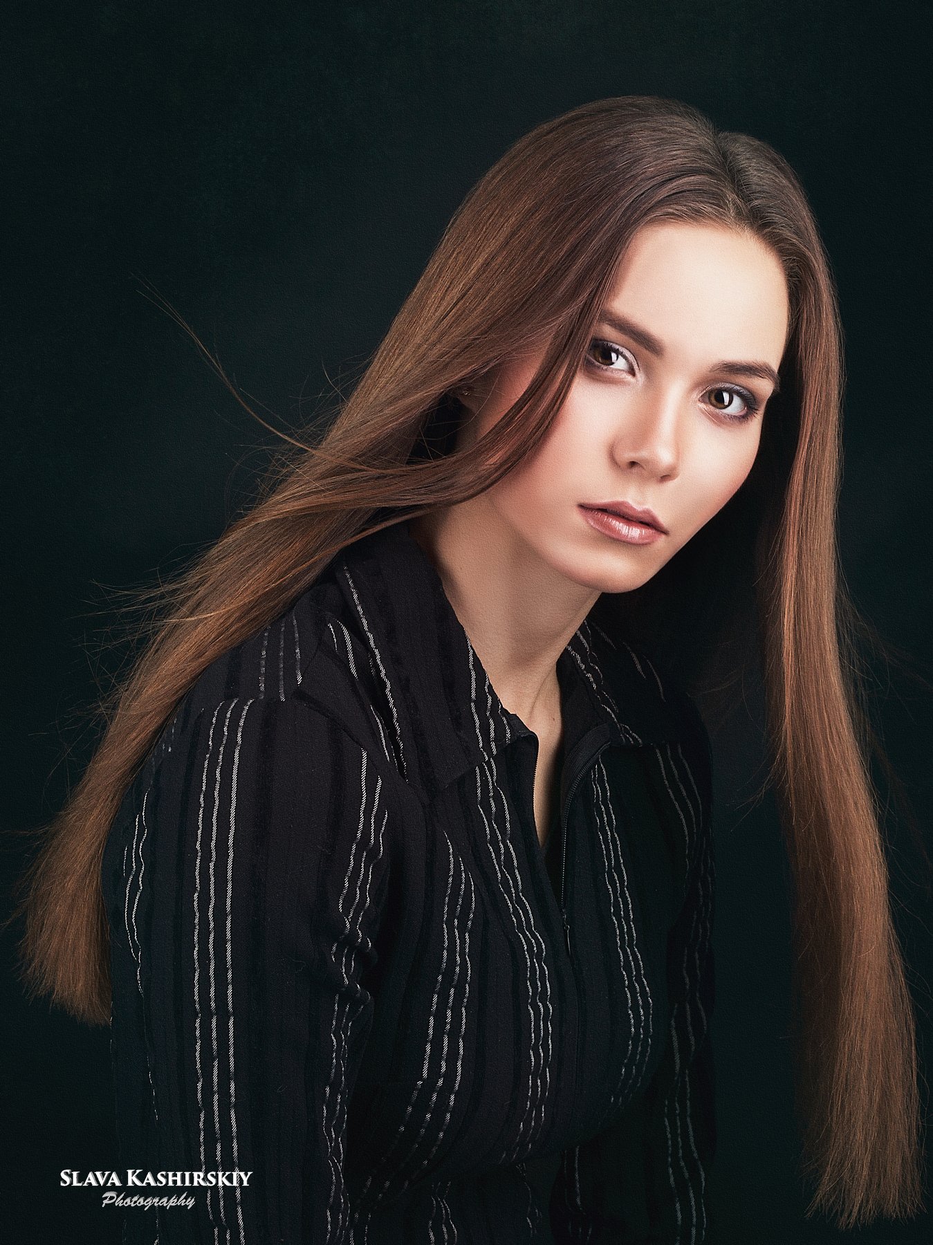 портрет девушки, черный фон, развевающиеся волосы, Слава Каширский