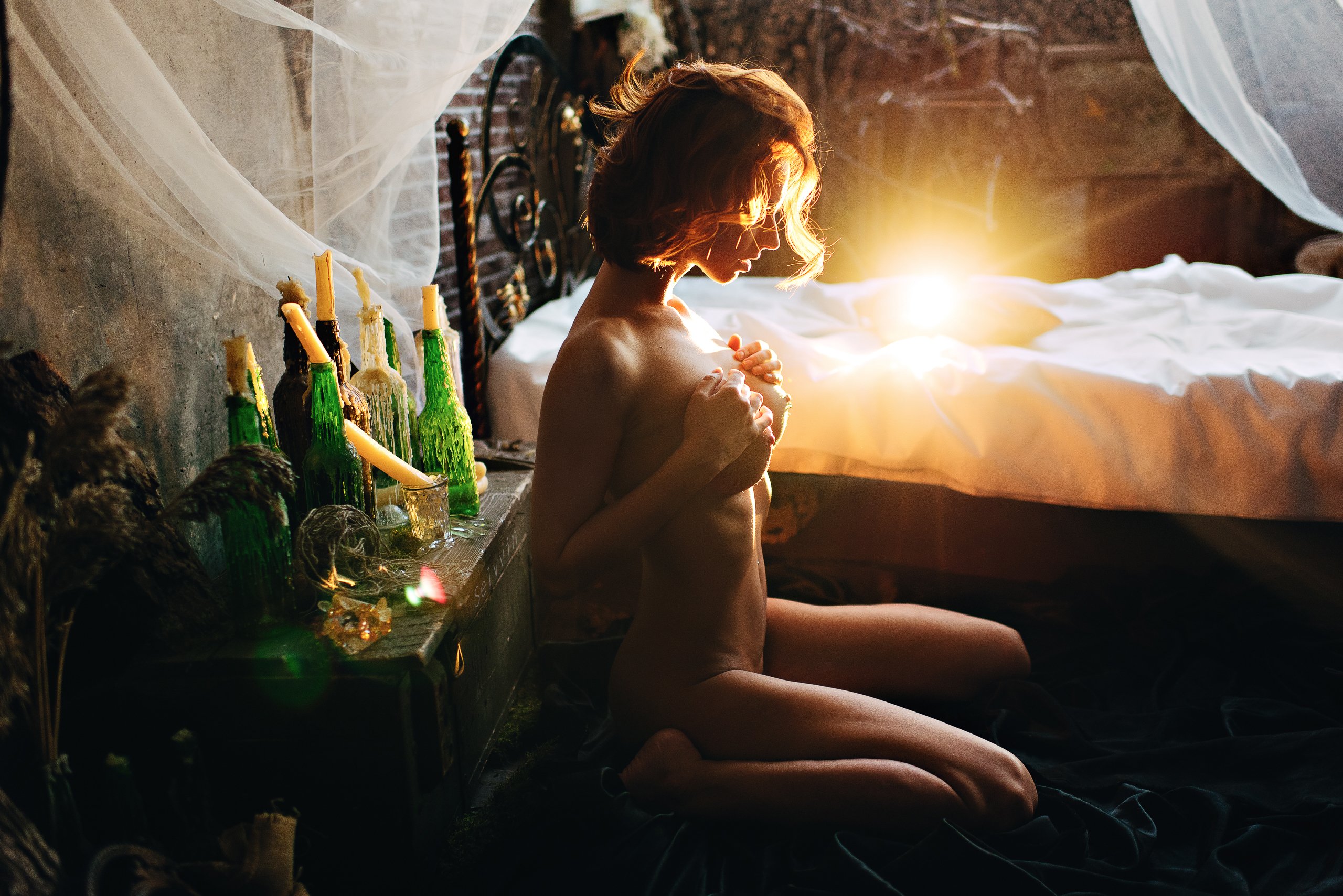 girl, hairs, portrait, sexy, nude, fine art, sun, sunlight, light, loft, chest, green, yellow, worm, Vladislav Selvvin