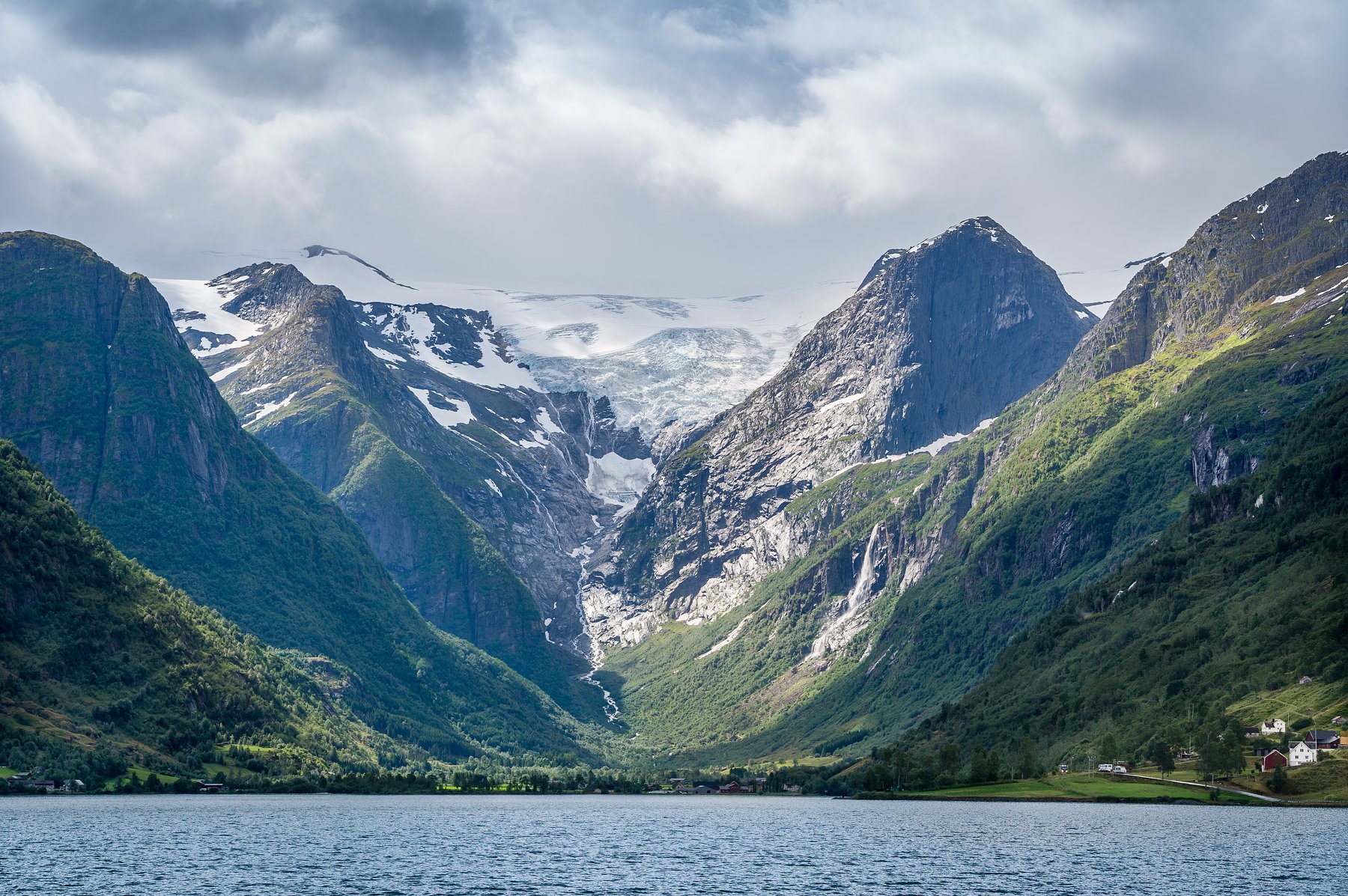 Норвегия, фьорд, скалы, горы, ледник, Бриксдальсбреен, пейзаж, достопримечательности, популярные места, путешествия, озеро, вода, залив, горы, пасмурно, солнце, склоны, крутые, NIKIFOROV ALEXANDER