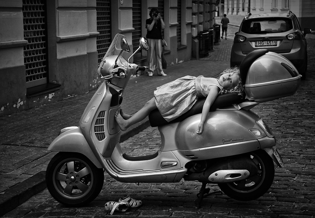 мотоцикл, девочка, перестрелка, улица, мостовая, фотограф, рига, ALLA SOKOLOVA