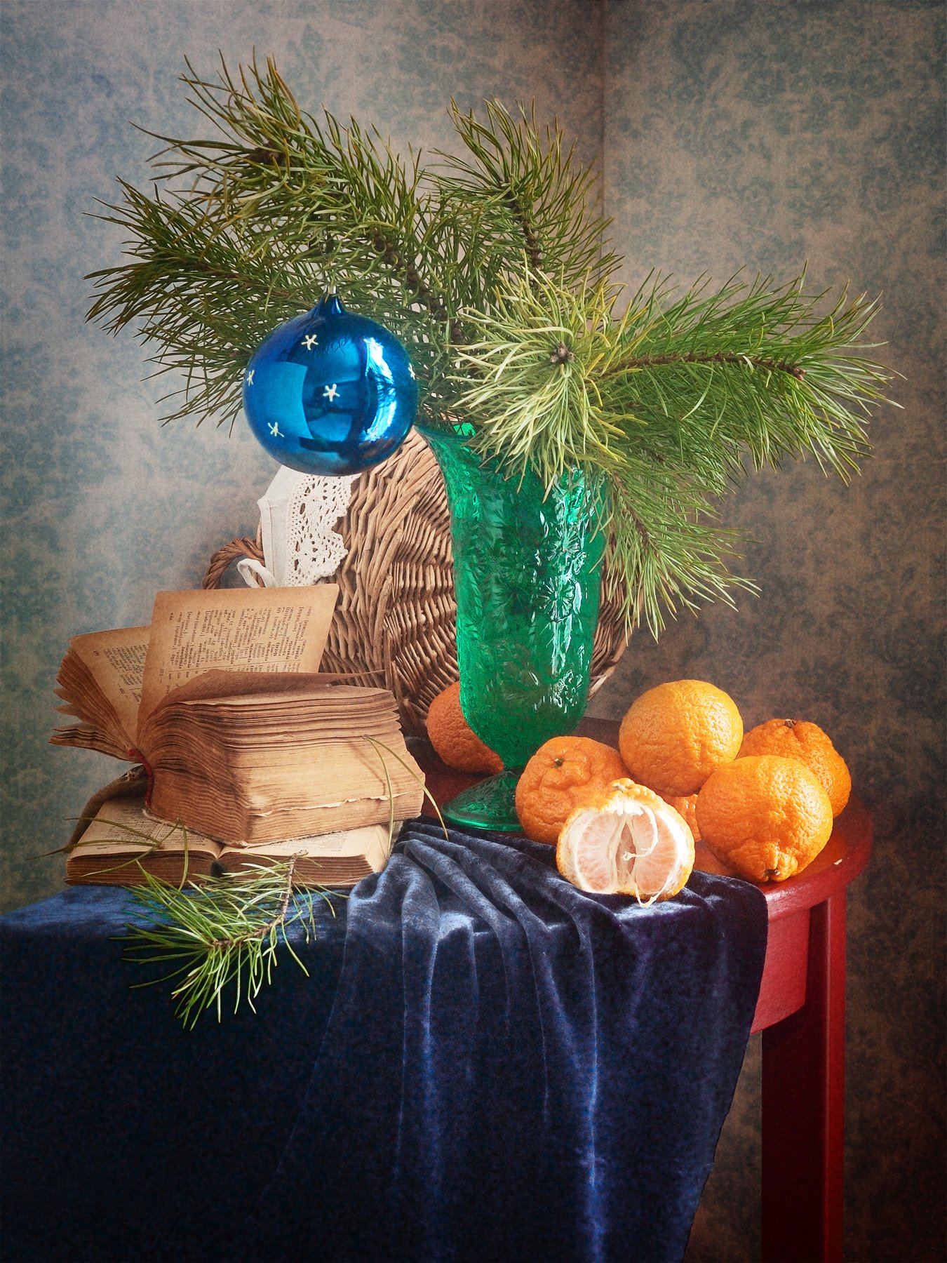 Праздничный, натюрморт, рождественский, букет, сосновый, зеленый, ваза, елочный, стеклянный, шар, свежий, мандарины, старый, книг,а темно-синий, драпировка, домашний, интерьер, оранжевый, Николай Панов