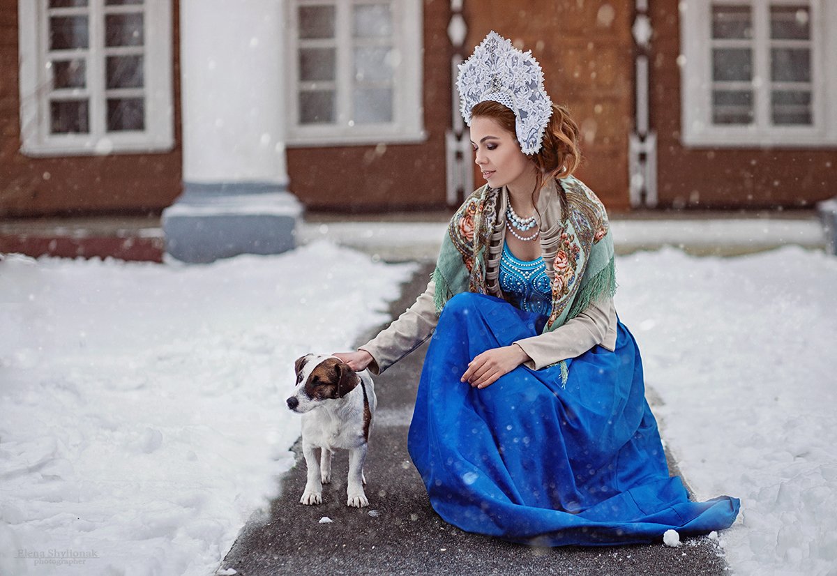 зима, русская сказка, русская краса, кокошник, собака, поместье, девушка, платок, Шиленок Елена