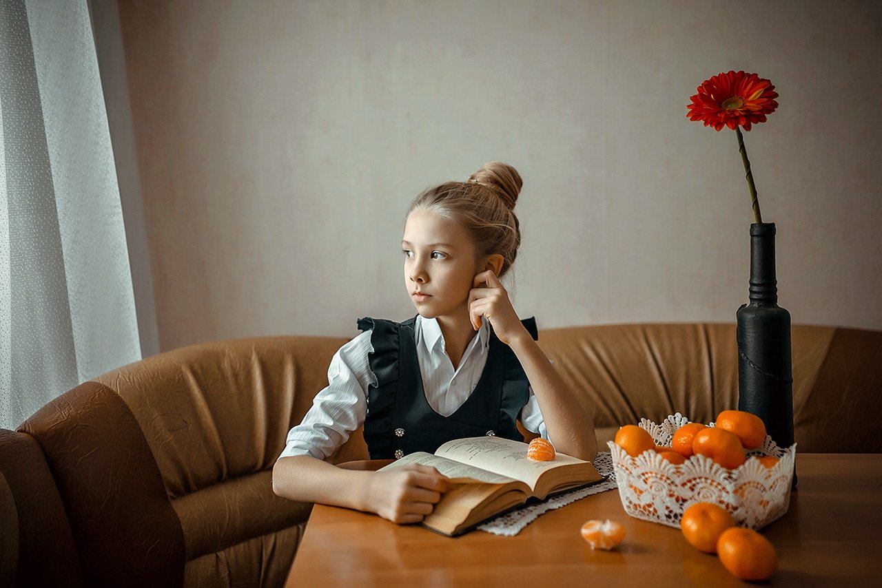 девочка,книга,окно,мандарины,35мм,гербера,цветок,школа,nikon, AlexeyAsoskov