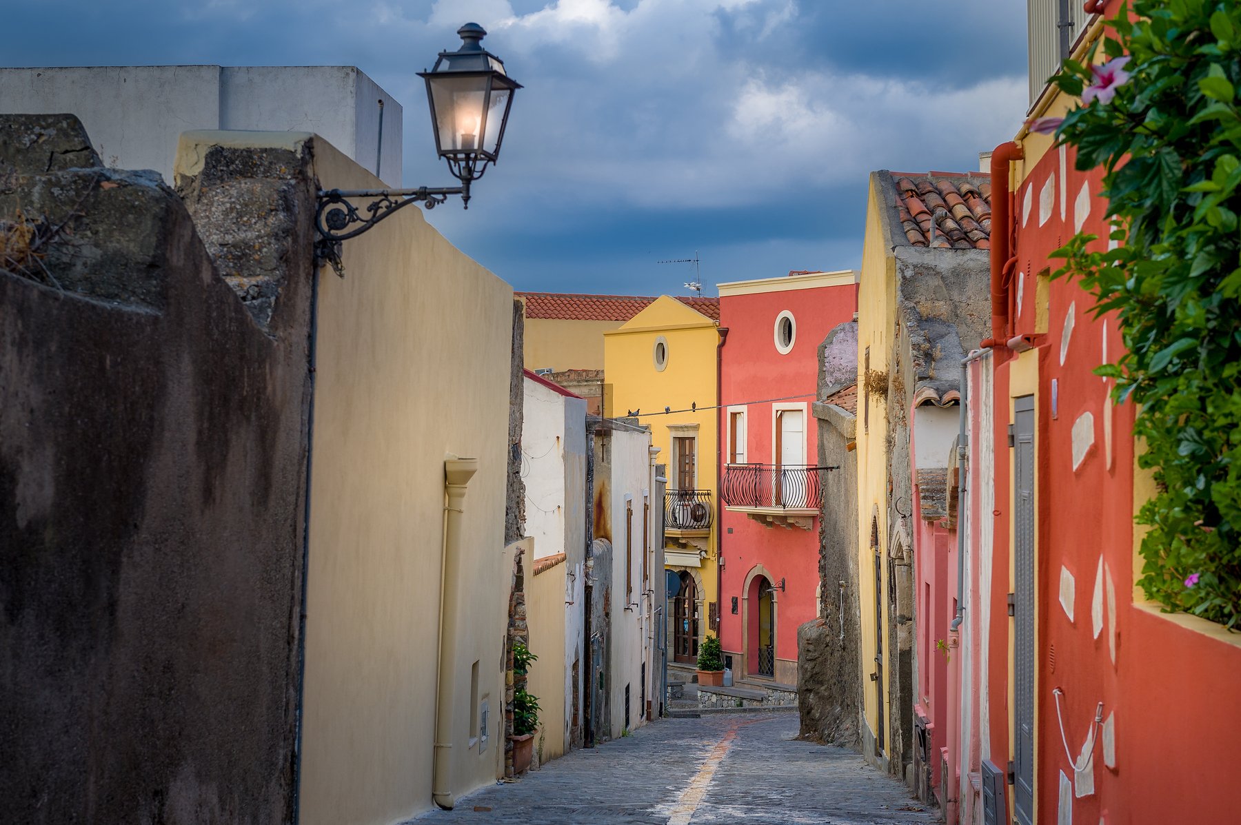 Сицилия, улица, дома, фонарь, яркие, дома, разноцветные, Италия, узкая, проход, стены, красные, желтые,, NIKIFOROV ALEXANDER