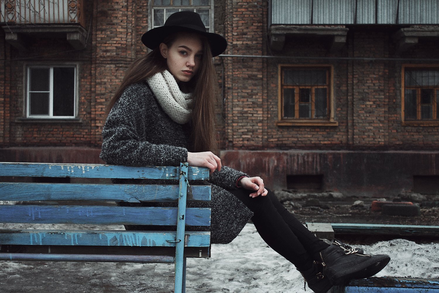 девушка, портрет,  натуральный свет,  снег, зима, холод, шляпа, лавочка, двор, Иван Копченов