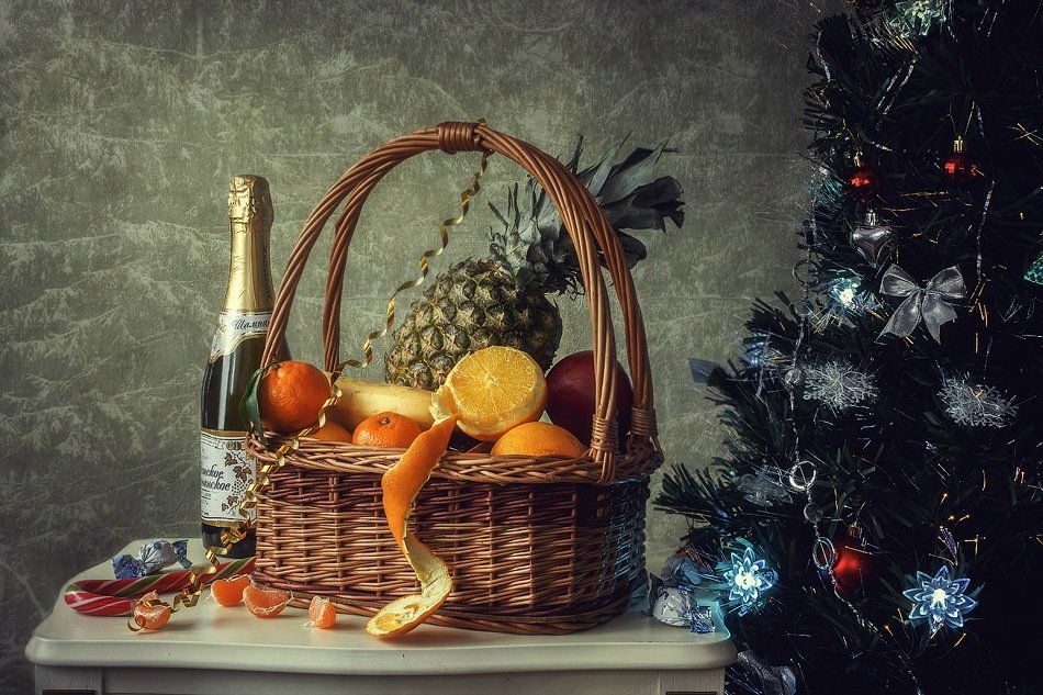 натюрморт, елка, Новый год, корзина, фрукты, сладости, шампанское, Ирина Приходько