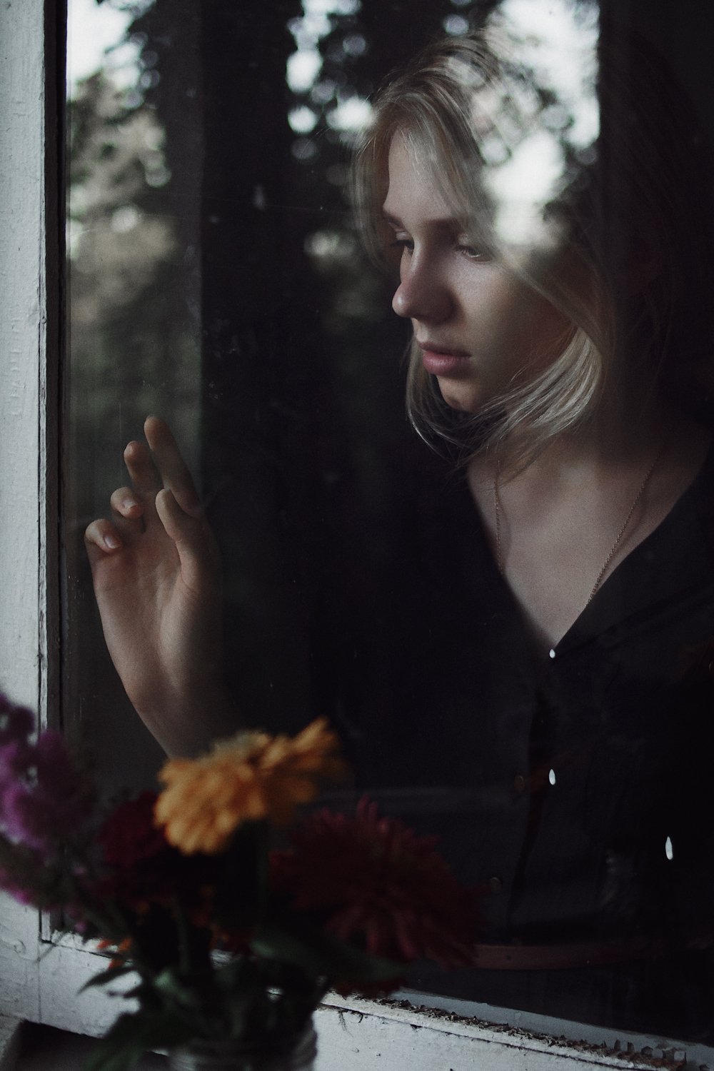 девушка, портрет,  натуральный свет, окно, отражение, свет, цветы , Иван Копченов