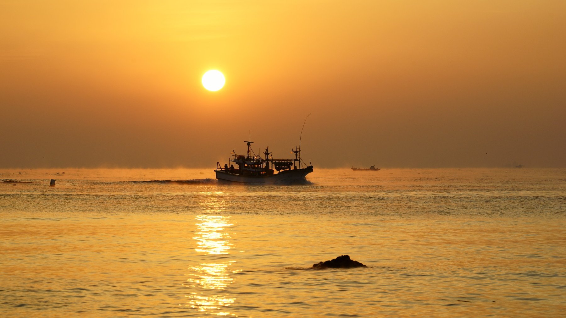 asia,south korea,korea,sunrise,fishing boat, sun, horizontal,waves,water fog, reflection,morning,new year,, Shin