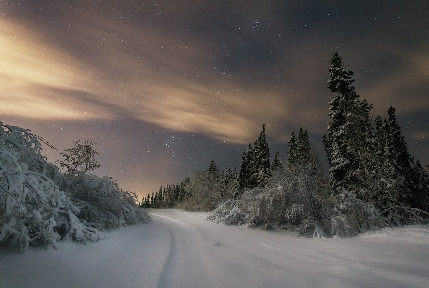Далекий северный край. Природа Печора Коми зима. Зима в Печоре Республика Коми. Зимний ночной пейзаж. Зимняя ночь.