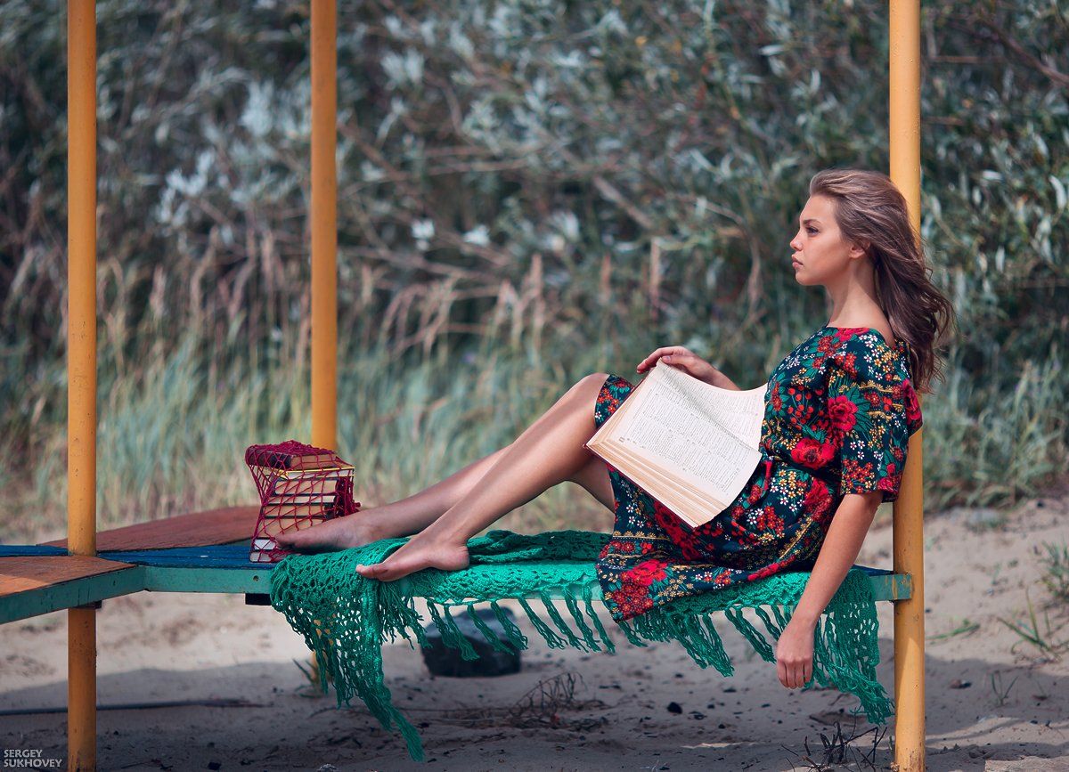 лето, книга, девушка с книгой, чтение, ретро платье, Сергей Суховей