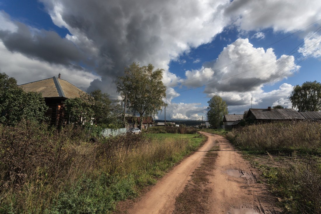 Деревня дорога трава избушки облака лето, Георгий Машковцев
