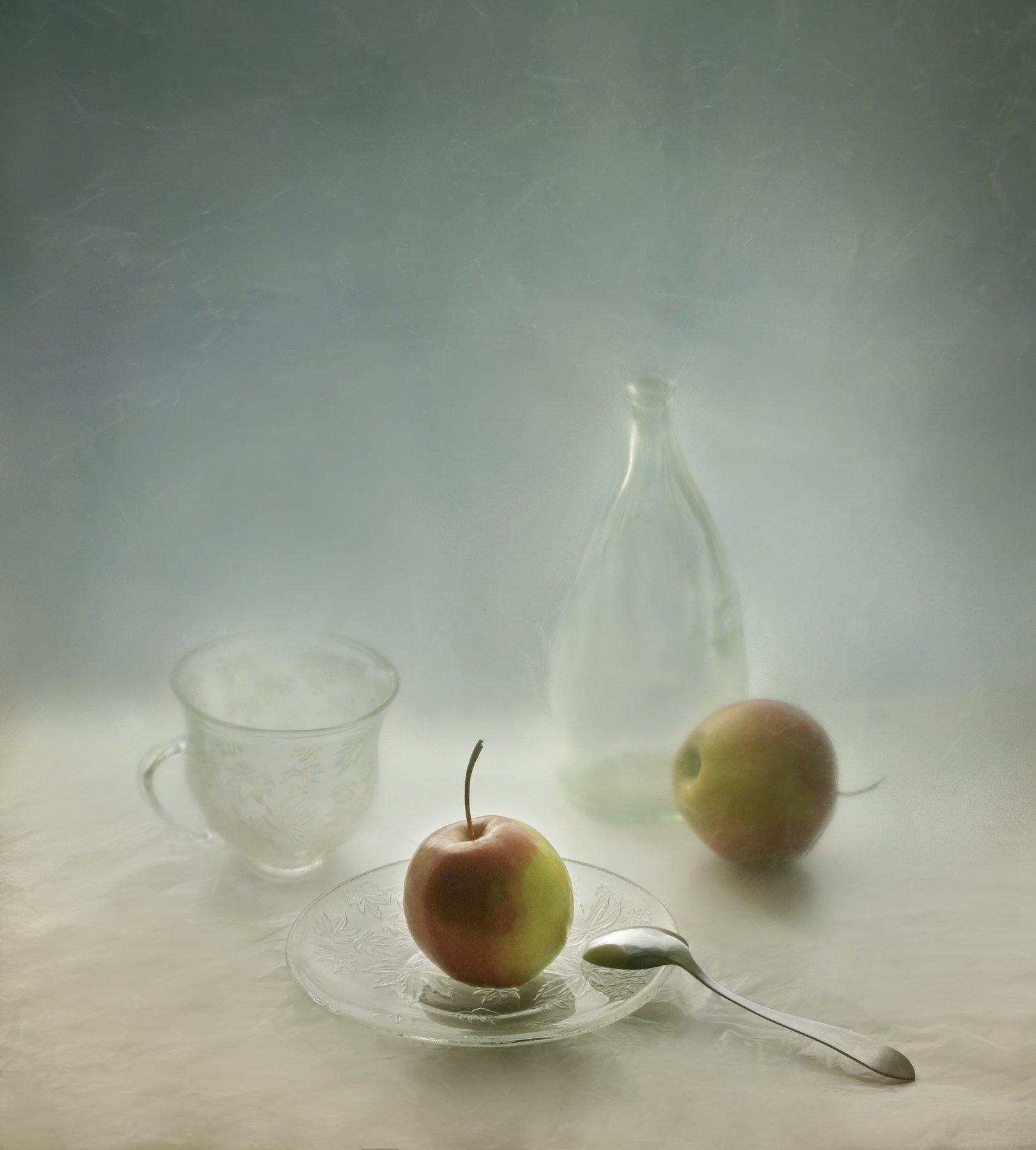 яблоки, ложка, блюдце, чашка, бутылка, натюрморт, Елена Лысенко