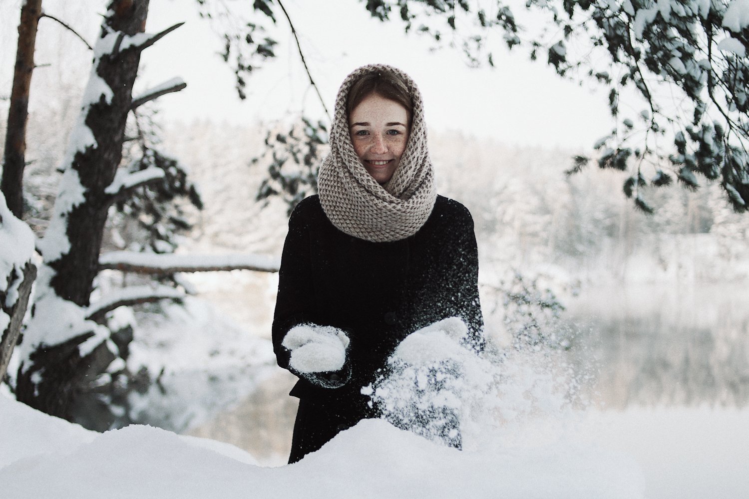 девушка, портрет,  натуральный свет,  снег, зима, холод, веснушки, лес, Иван Копченов