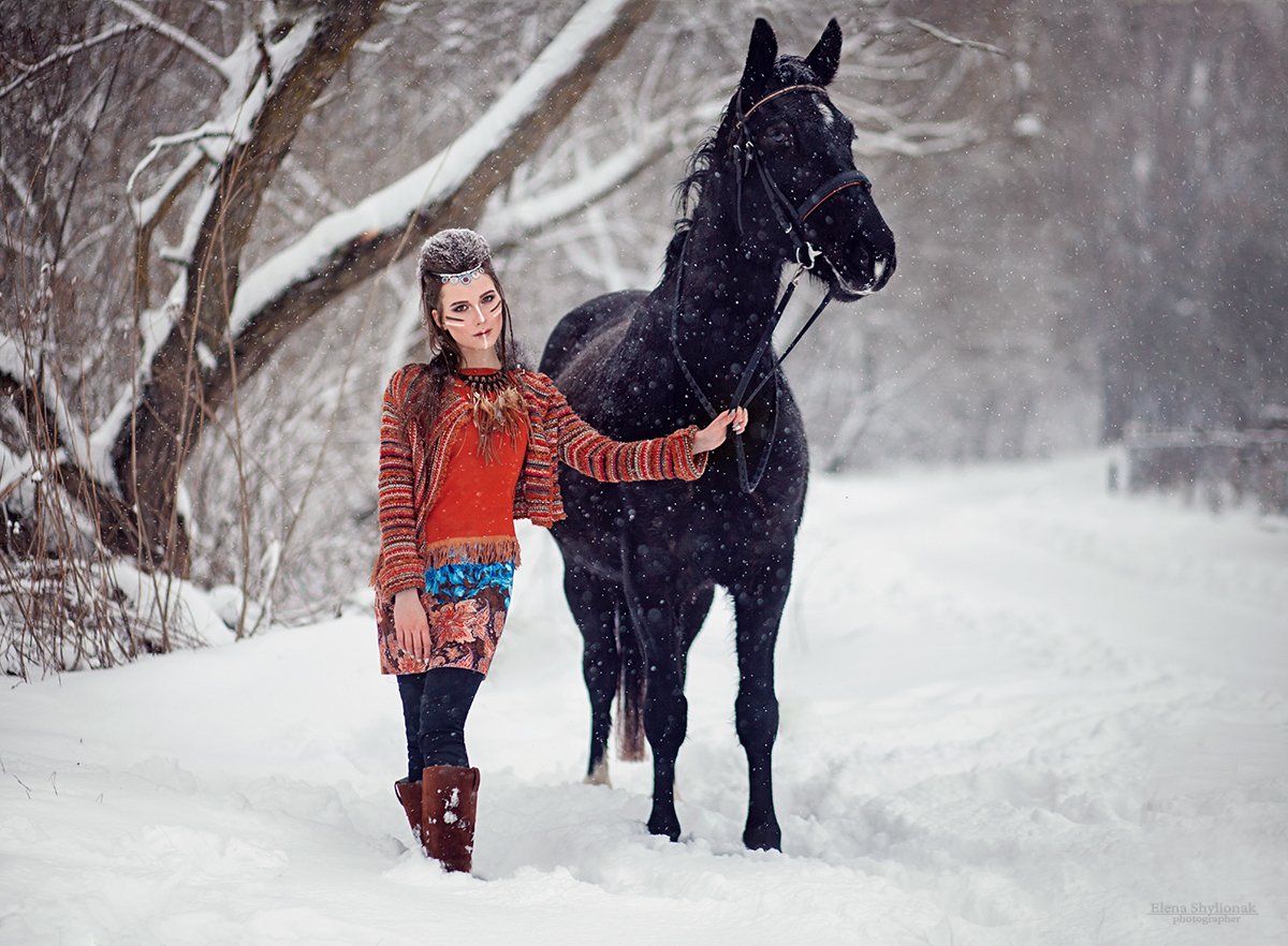 девушка, модель, зима, снег, лошадь, этно, ораньжевый, черная лошадь, вороной, перья, индеец, индианка, Шиленок Елена