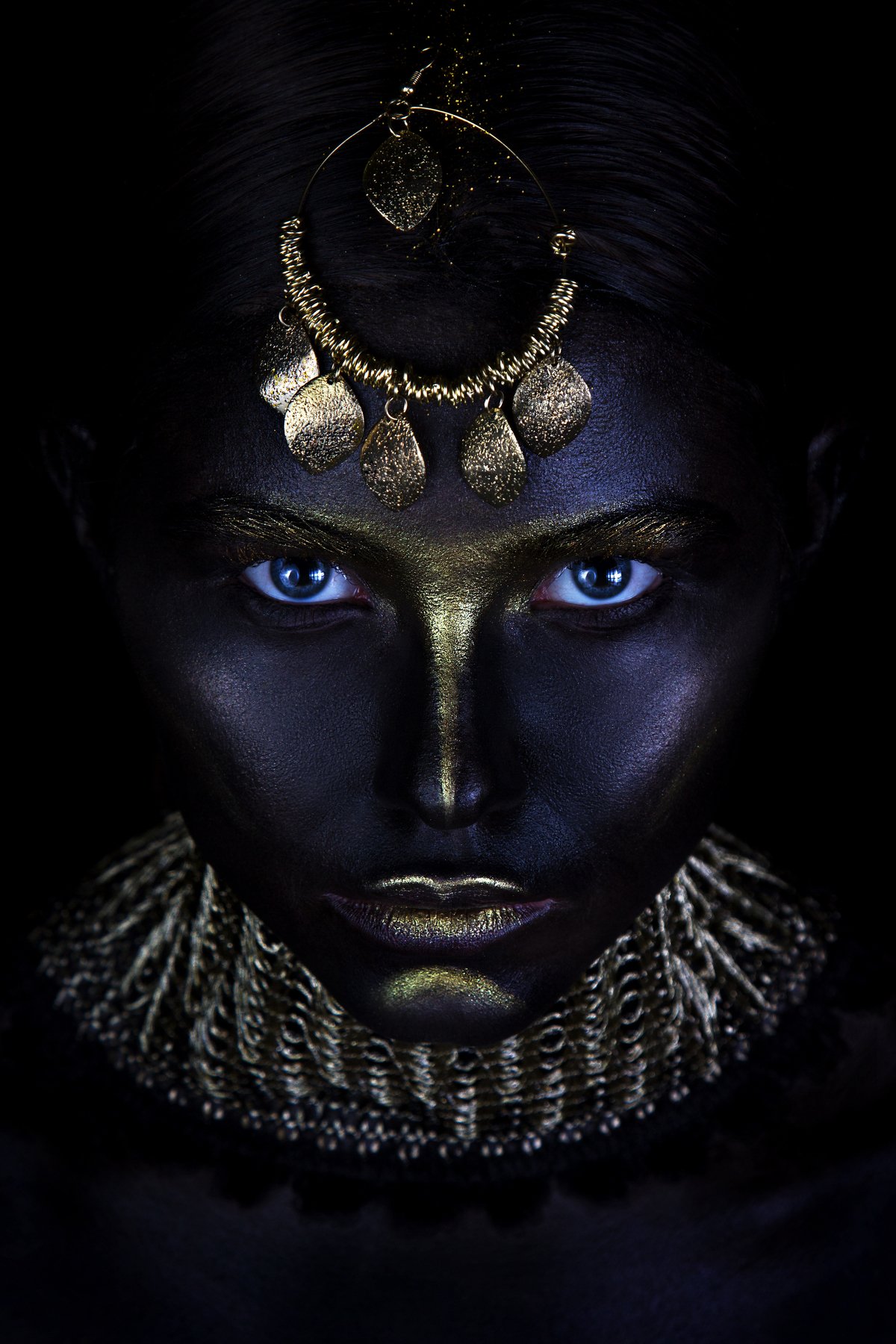 people, girl, portrait, makeup, art makeup, body painting, art, eyes, low key, black, color, leather, texture, eyebrows, jewelry, gold, lips, neck, collar, Mayan, tribe, life, look, creative, vision, Ковалёв Иван