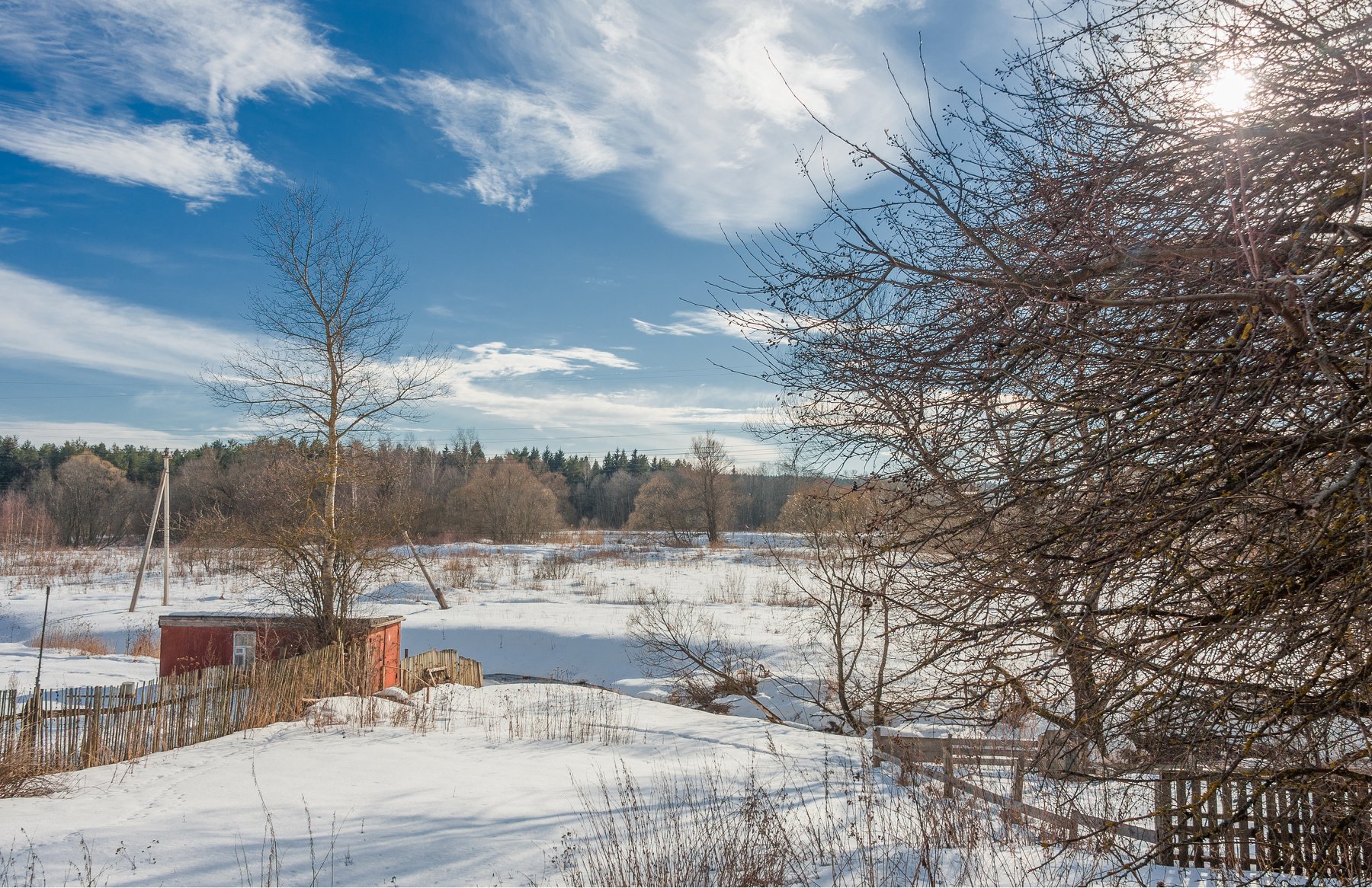 зима февраль месяц деревня околица забор сарай река берег снег столб провода лес деревья небо облака солнце сквозь ветки, Валерий