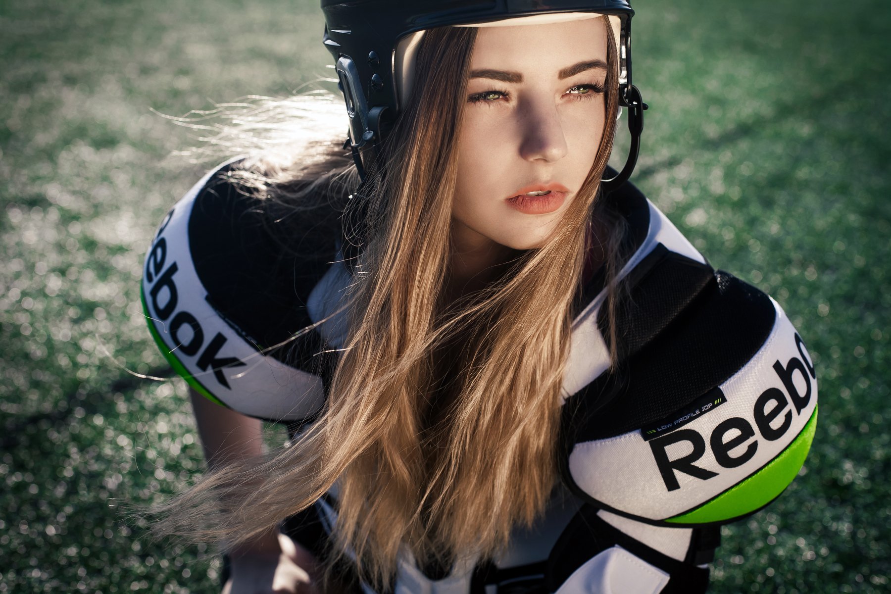 портрет, спорт, девушка, футбол, поле, шлем, модель, рыжая, волосы, Кайсина Ирина
