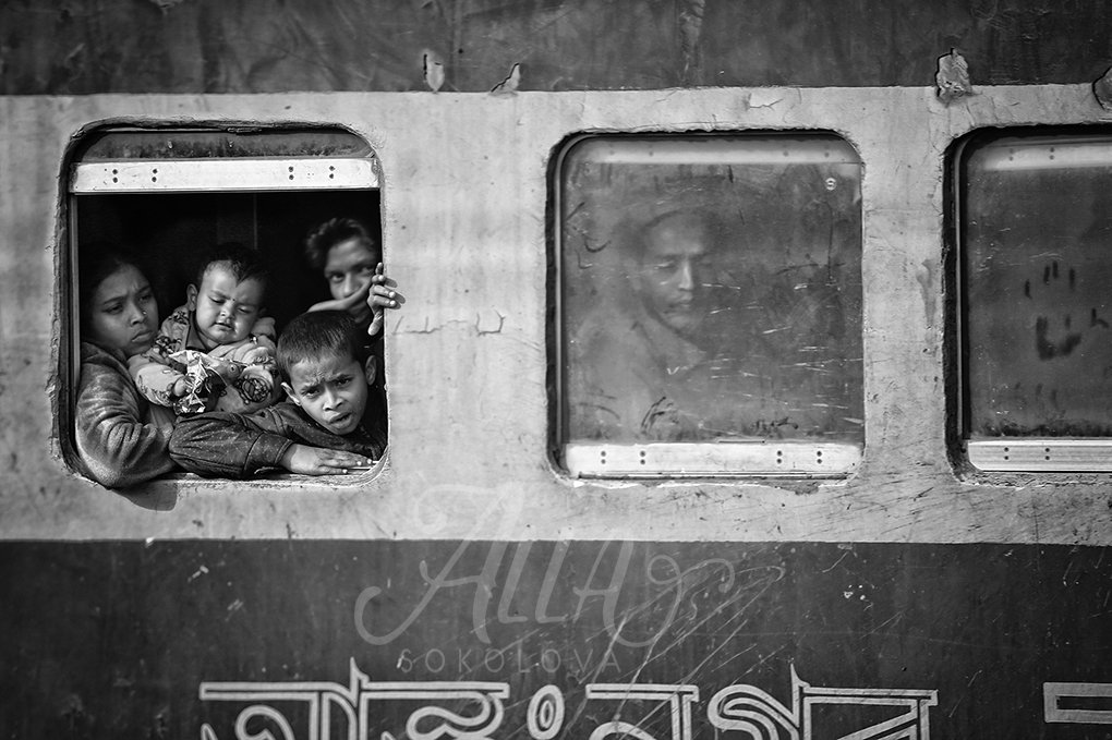поезд, окна, семья, вокзал, остановка, пыль, грязь, отпечаток, ладонь, пятерня, эмоции, бангладеш, ALLA SOKOLOVA