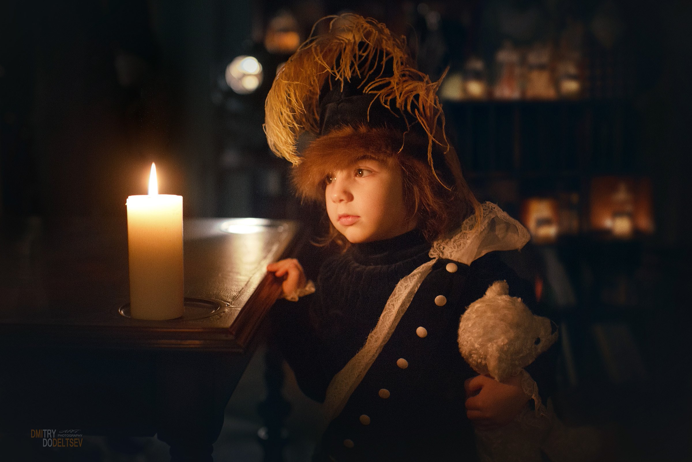 портрет, девочка, свеча, интерьер, темнота, свет свечи, игрушка, мишка, ребенок, Дмитрий Додельцев