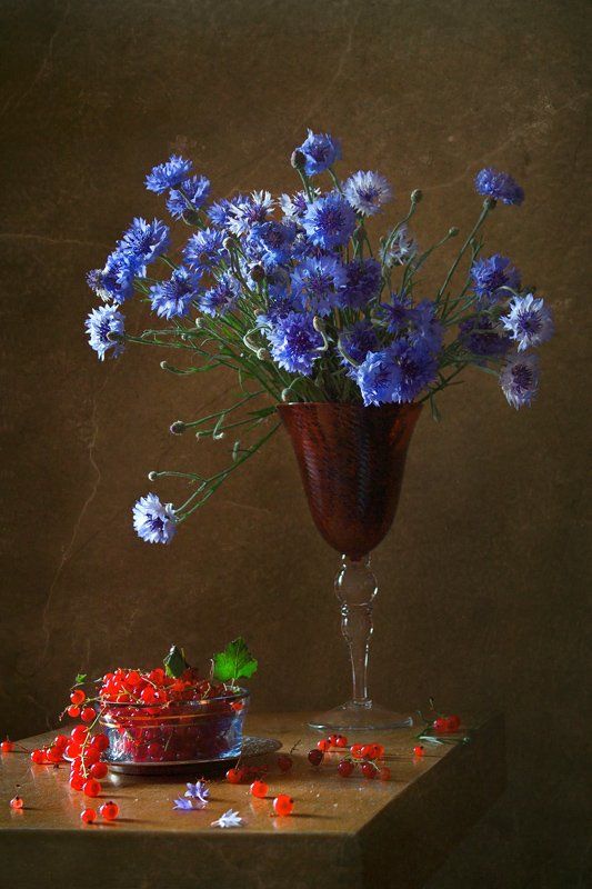натюрморт, цветы, васильки, ягоды, красная смородина, Курочкина Диана