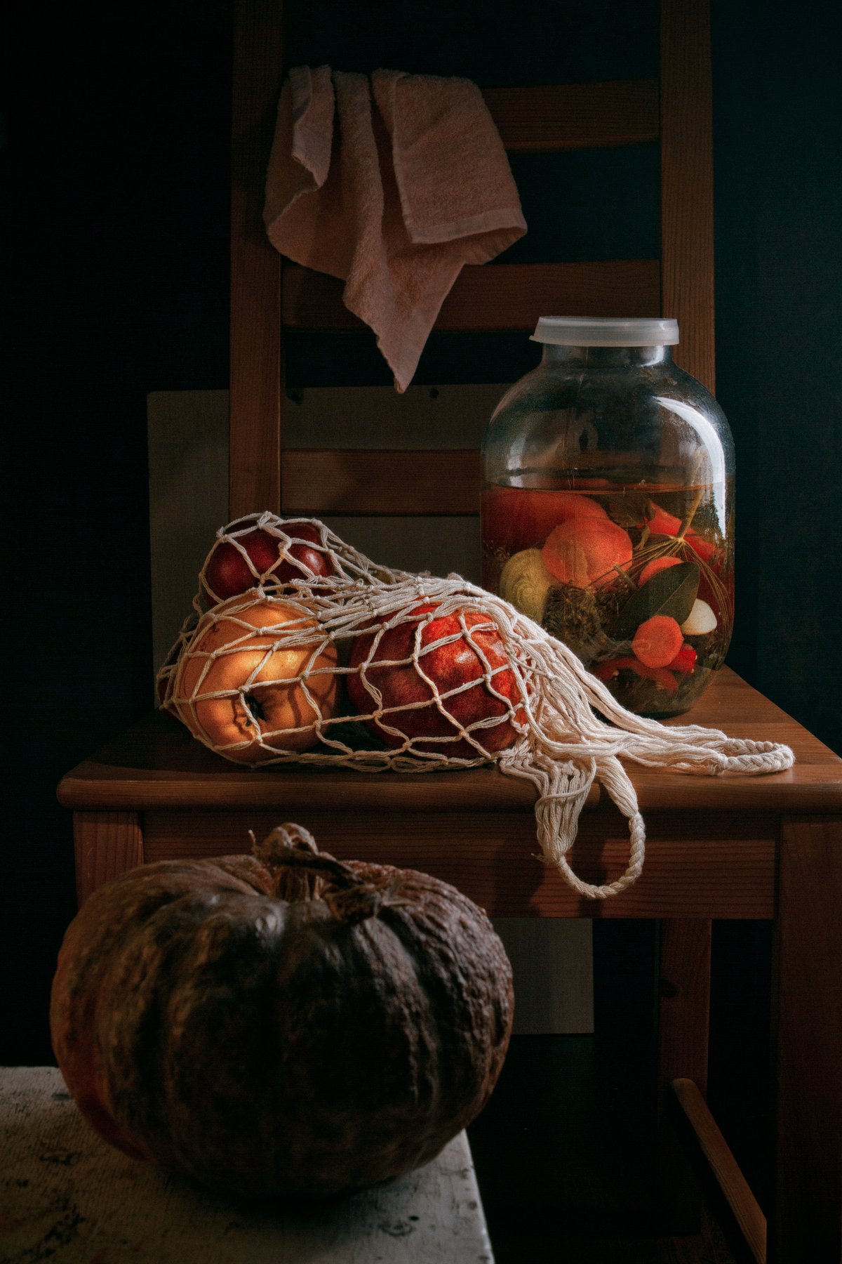 фрукты, овощи, авоська, тыква, айва, гранат, стул, натюрморт, Наталья Голубева