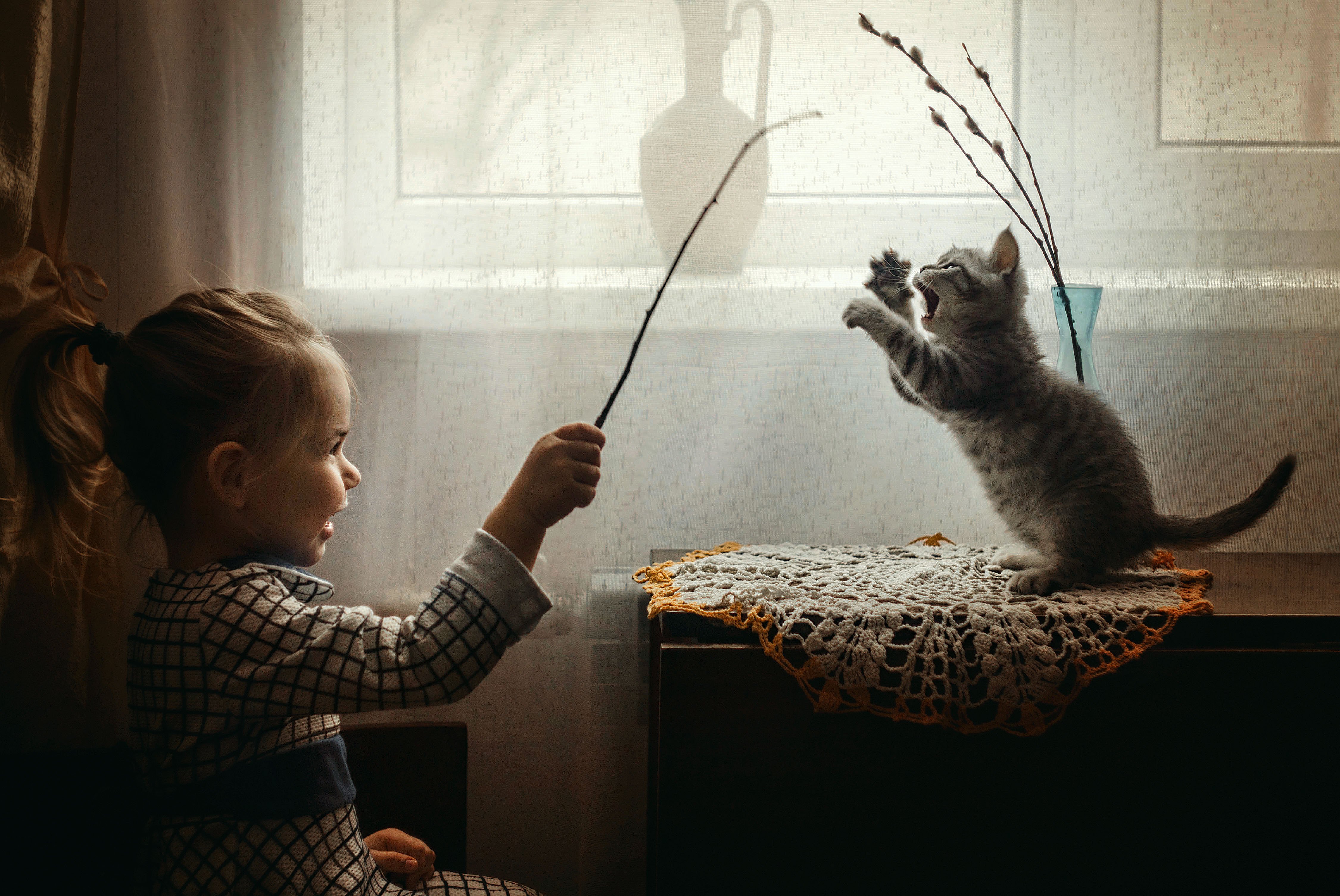 Детки играют с кисками. Кот играет. Девочка играет с котенком. Кот для детей. Девушка играет с котом.