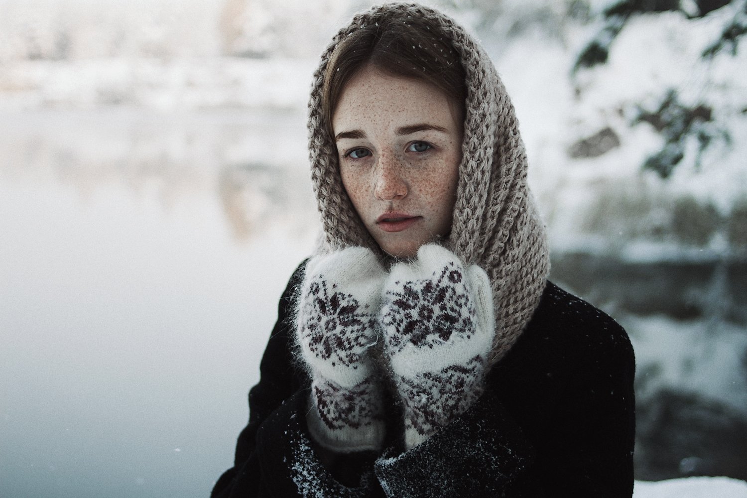 девушка, портрет,  натуральный свет,  снег, зима, холод, веснушки, озеро, берег, отражение, Иван Копченов